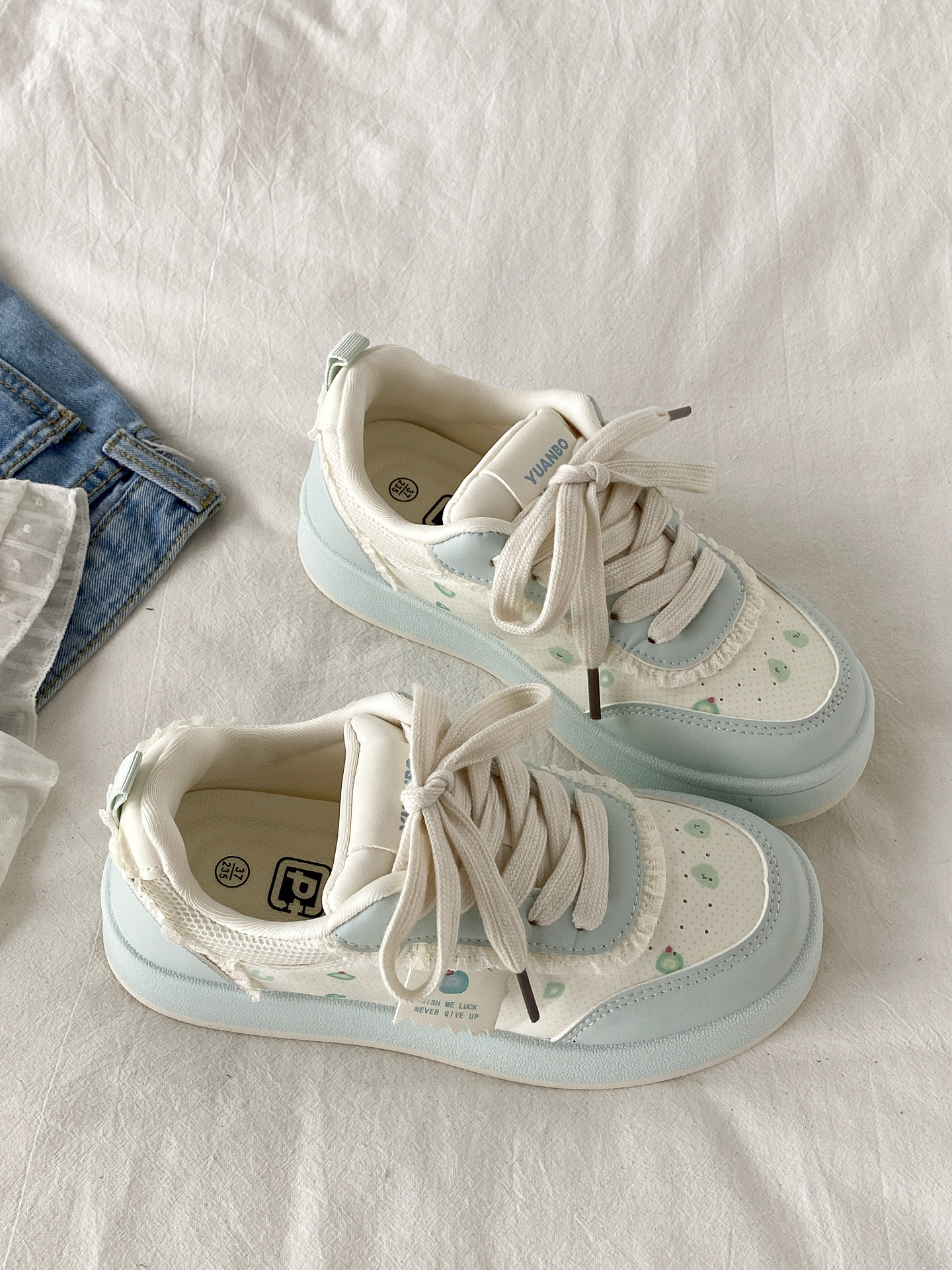 シルバーの厚底ベアーボードシューズ女性2025新型夏の白100足にスカートを合わせたカジュアルなパンシューズ