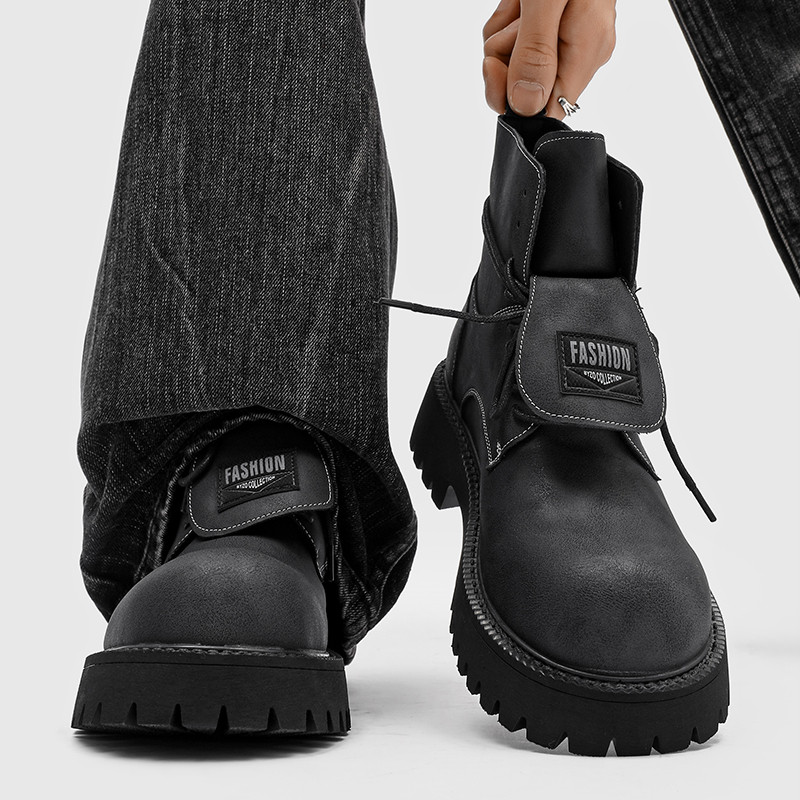 2026新型秋の英倫風マーティンブーツ男性通気性カバートップショートブーツトレンド厚底増高工装靴