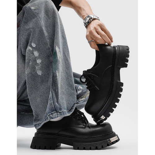 2026秋の新作厚底ダービーシューズ男性高級感黒増高革靴通気性英倫風