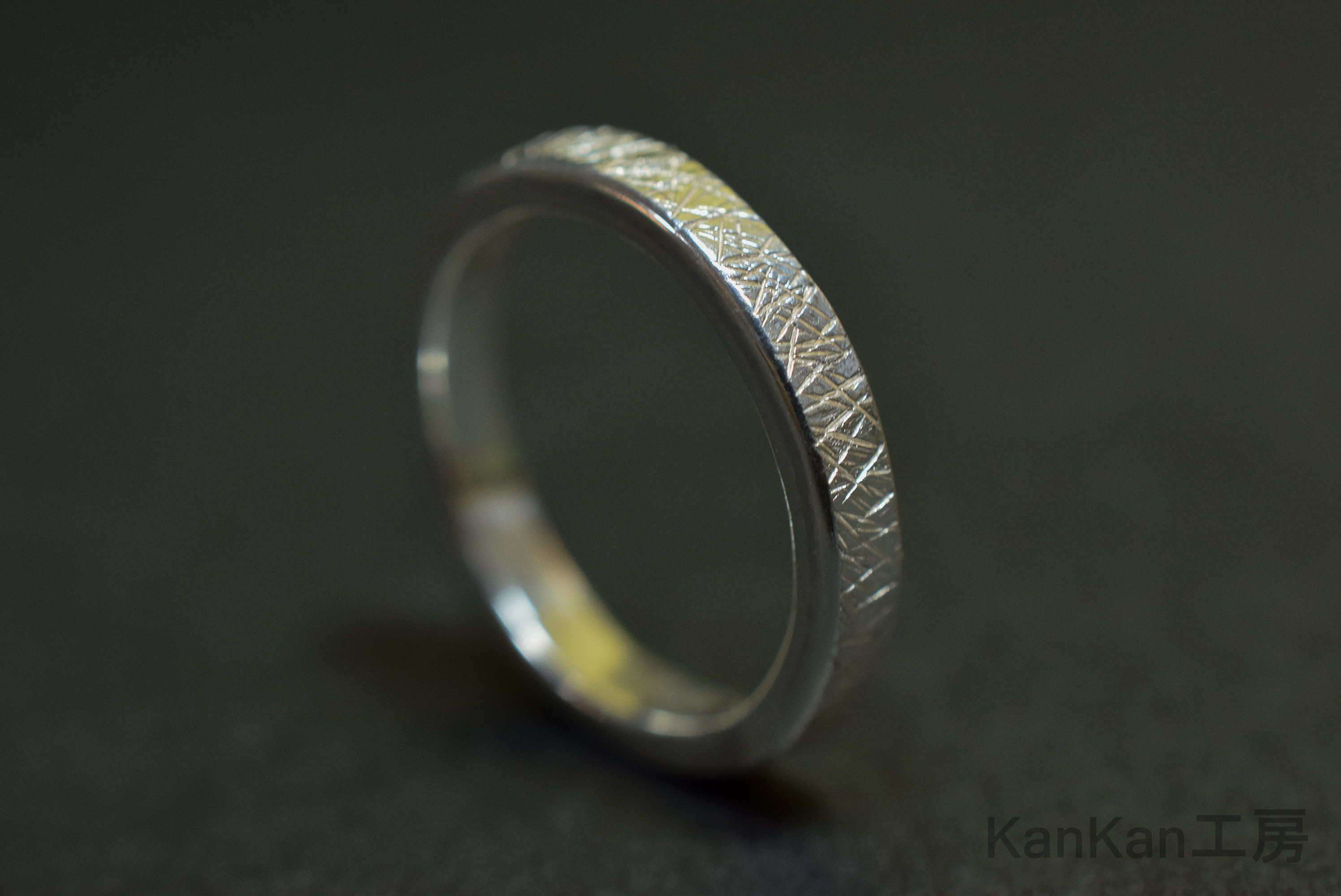 SVリング｜乱槌目｜平打ち・幅(約)3.0㎜