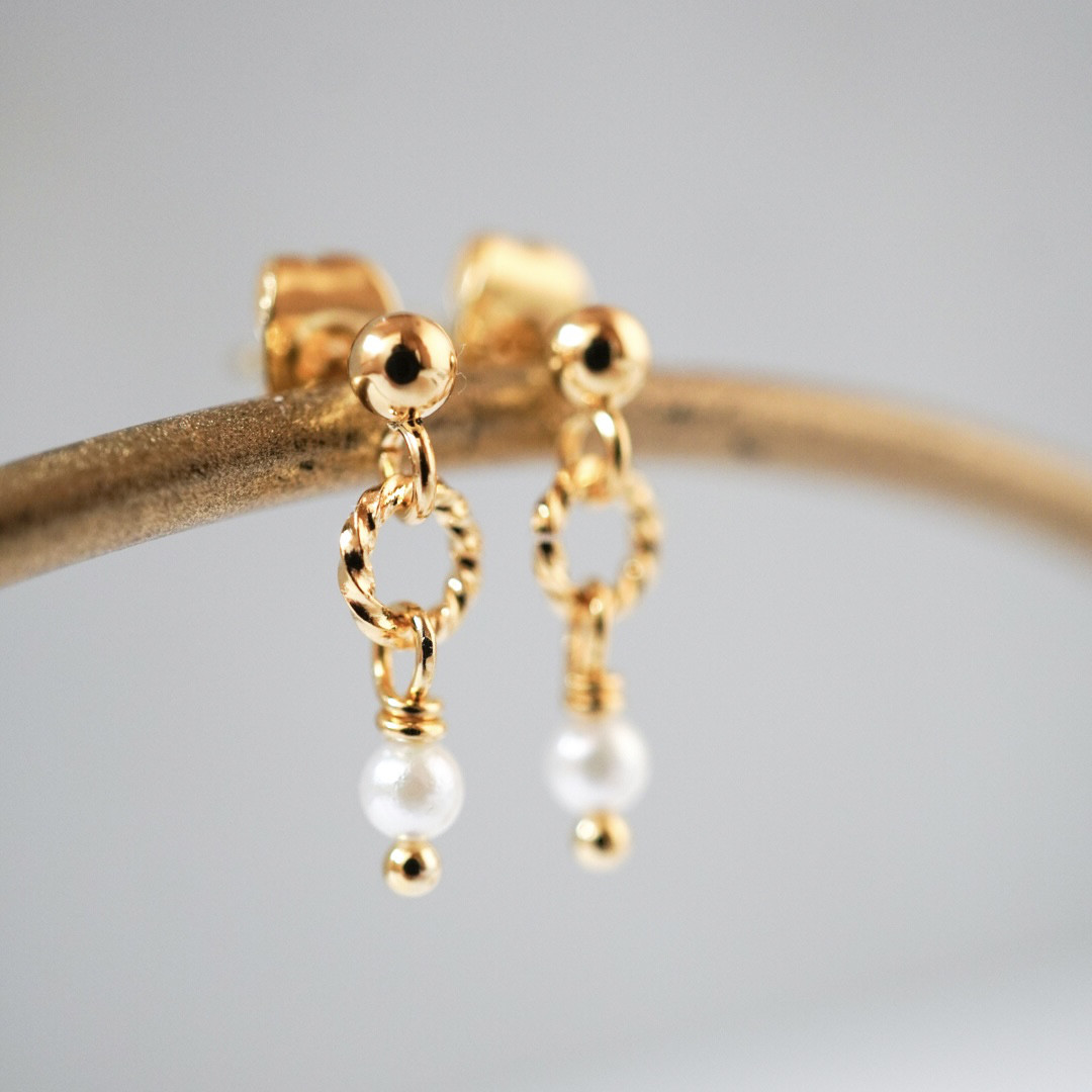小さく可憐に揺れる あこや真珠の上品イヤリング／ピアス｜フォーマルにも普段にも