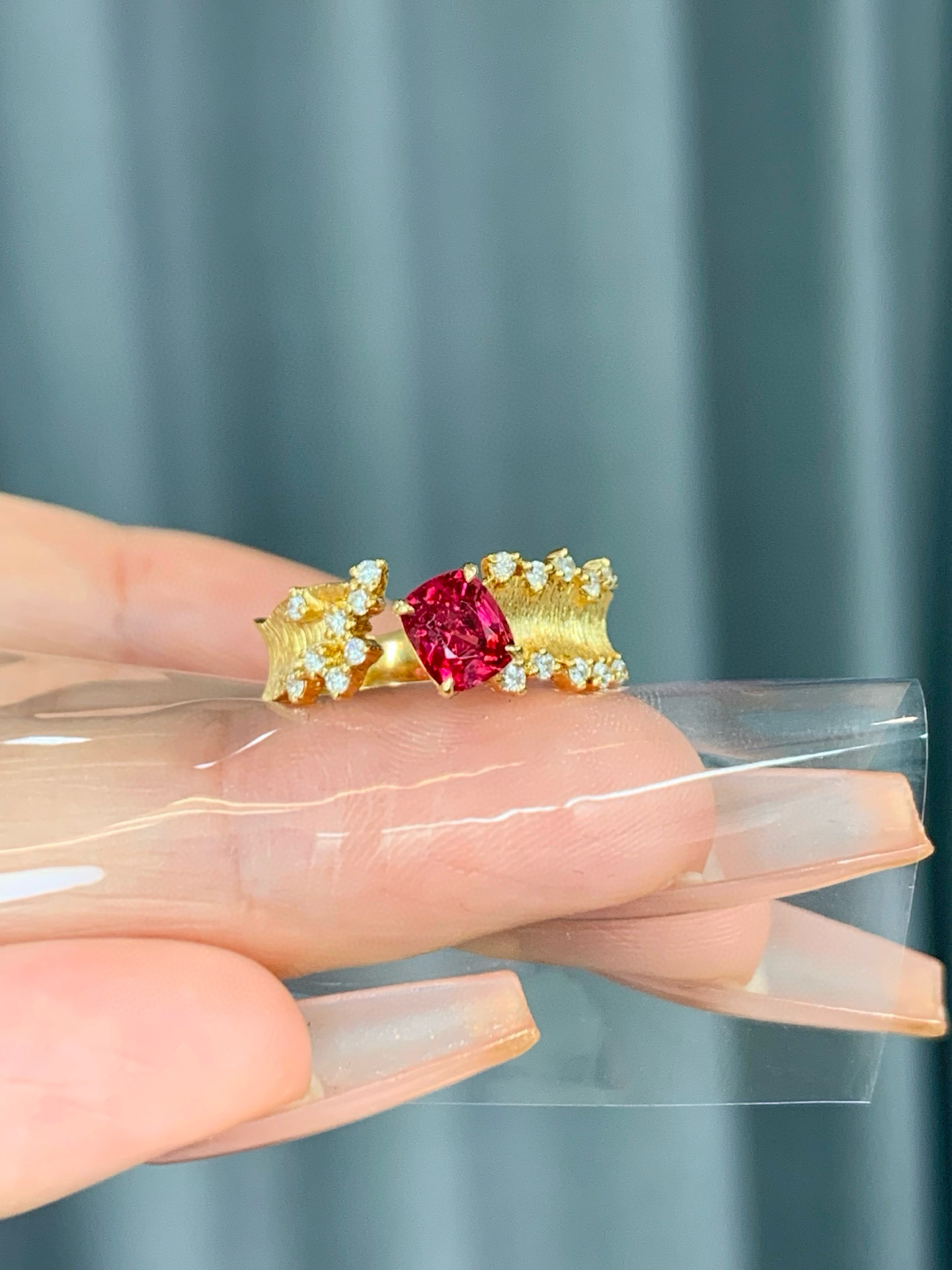 「精緻」K18  天然スピネル　健康　調和　8月誕生石　結婚22周年贈られる宝石　指輪　0.77ct