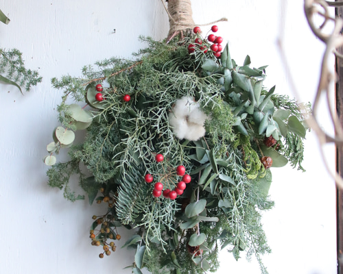 ドライの針葉樹スワッグ〜ライトアップされた針葉樹と赤い実で