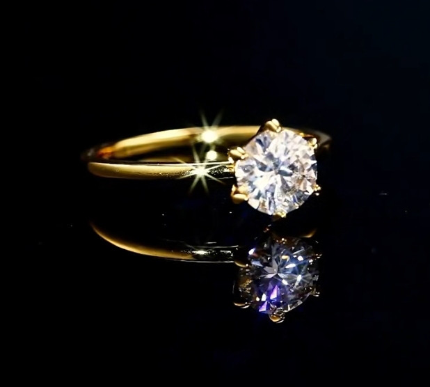 ✨ダイヤを超える輝き✨ モアサナイト 一粒   リング　イエローゴールドカラー　k18　0.5ct～ キラキラ　ラグジュ