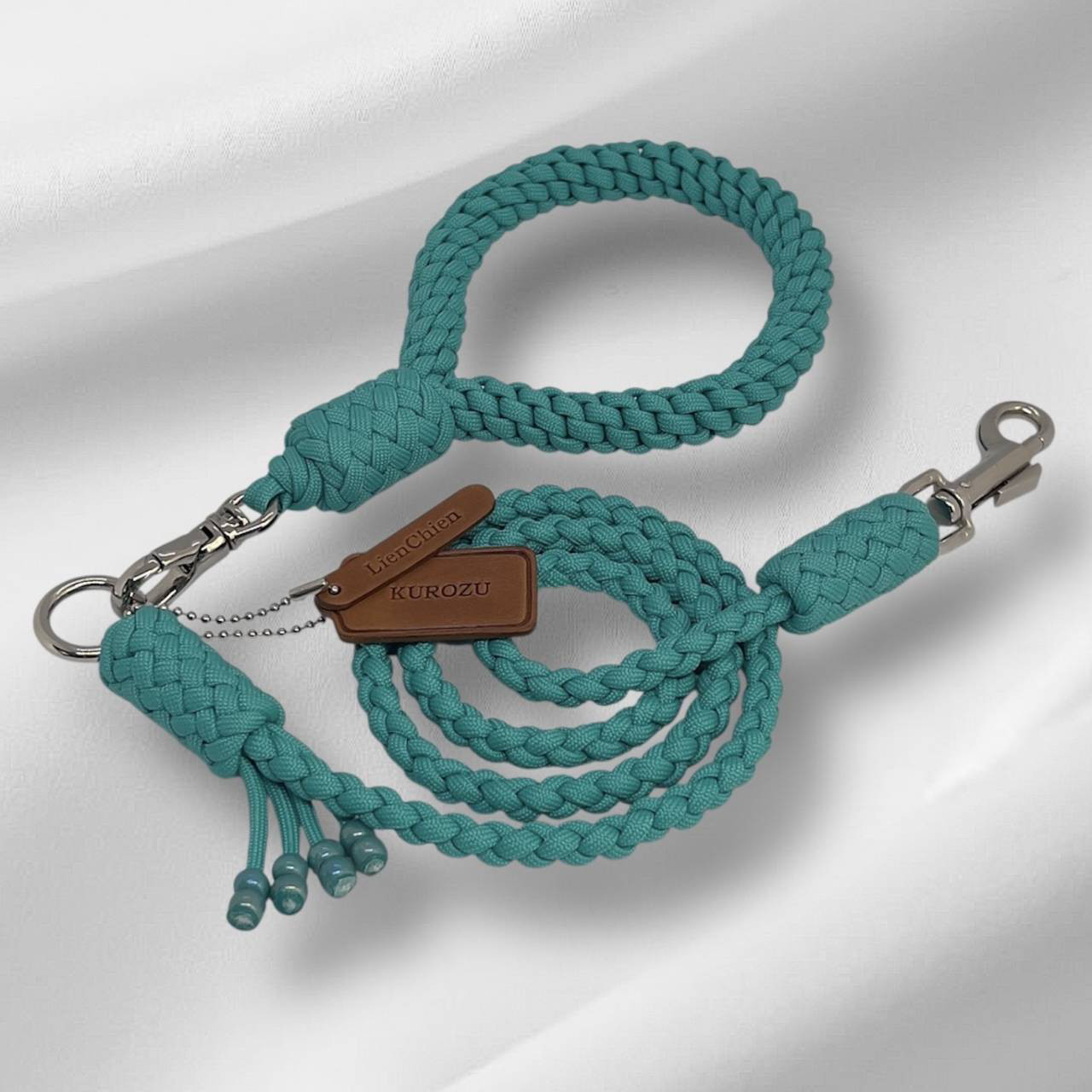 世界にひとつ。犬用パラコードリード×エメラルドグリーン×丁寧な手編み×本革ネームタグ×贈り物に最適×1年保証
