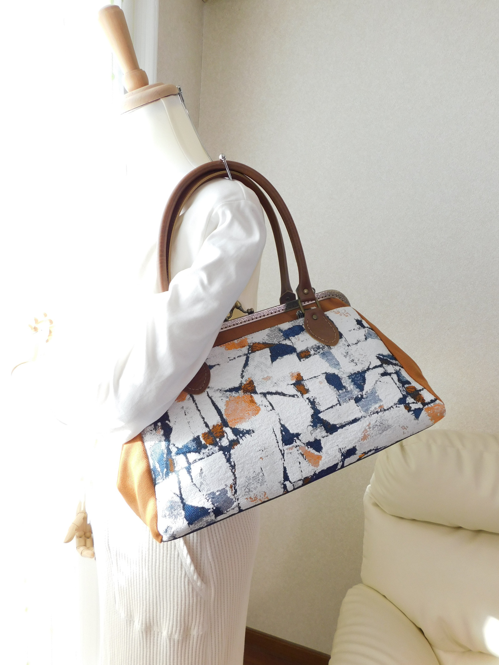 【新作SP】★再販なし★　ジャガード織　絵画タッチ柄　がま口のボストンバッグ　2Way（ショルダー付き）