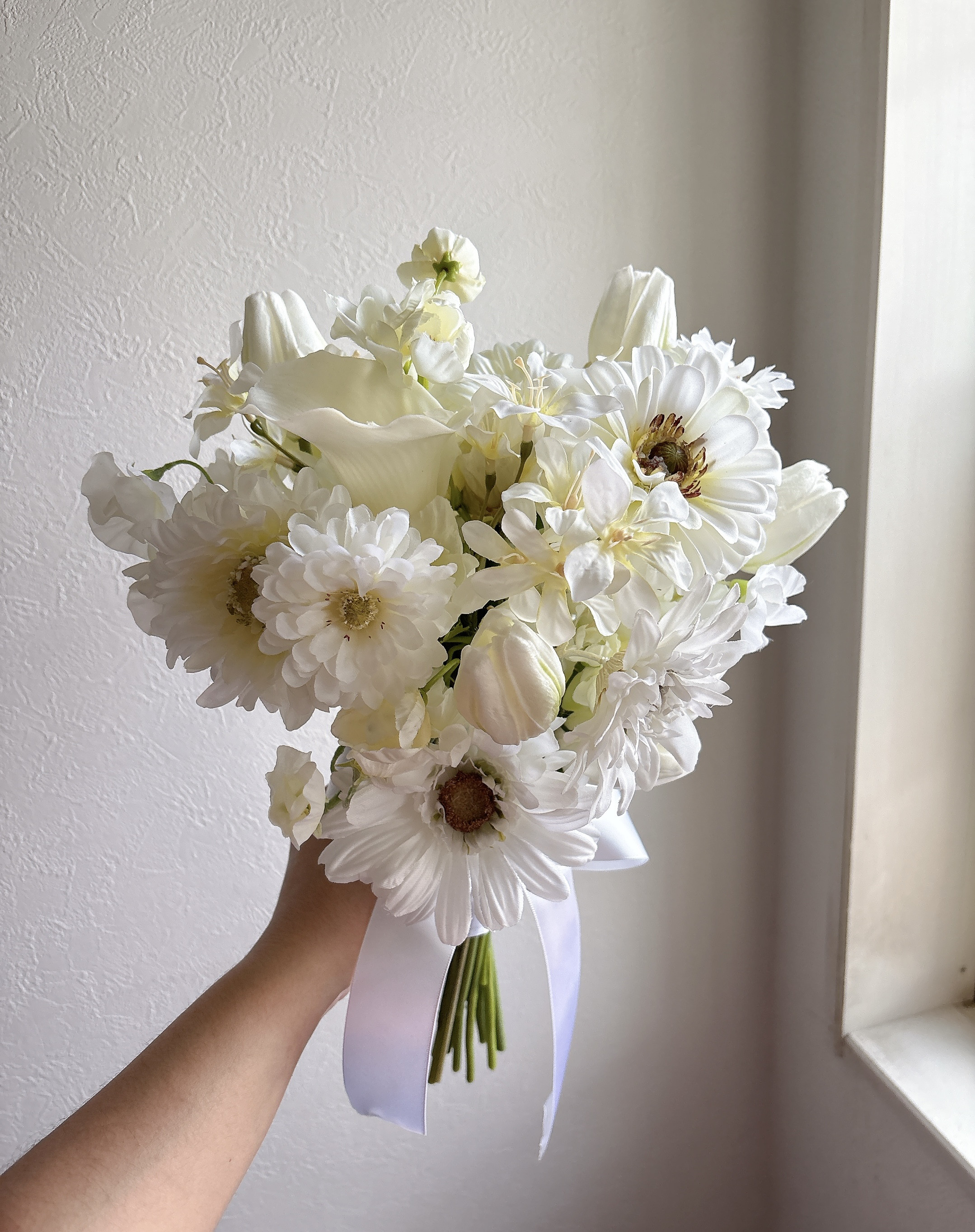 ホワイトガーベラとチューリップのウェディングブーケ　ブートニアセット