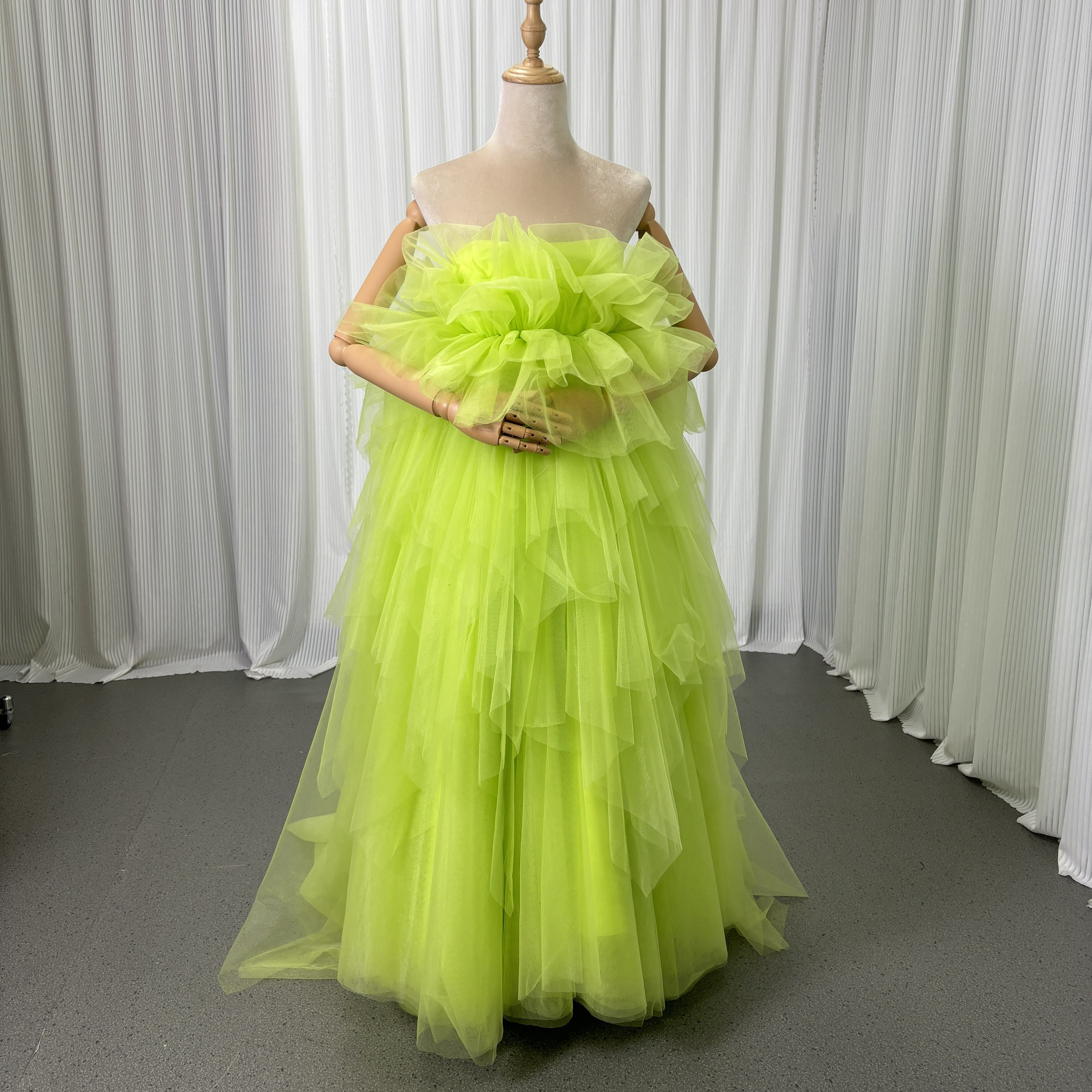 送料無料！カラードレス ベアトップ グリーン アシンメトリードレス 編み上げ プリンセスライン 前撮り 二次会