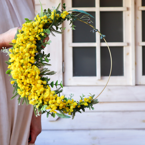 美しさ続くアーティフィシャルフラワー｜春の玄関リース｜ミモザの