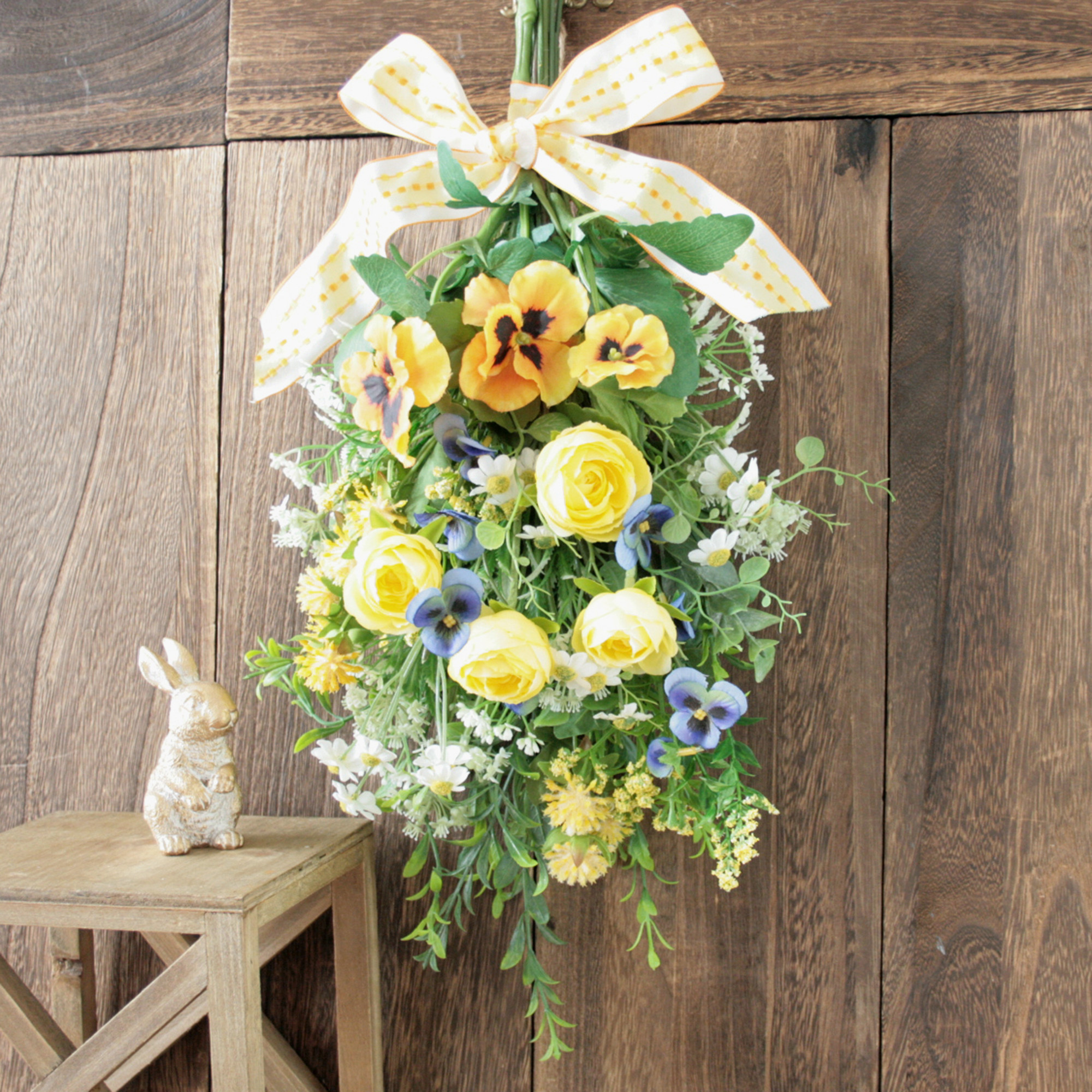 春スワッグ  －ビオラ・パンジー－ラナンキュラスと小花を束ねて －