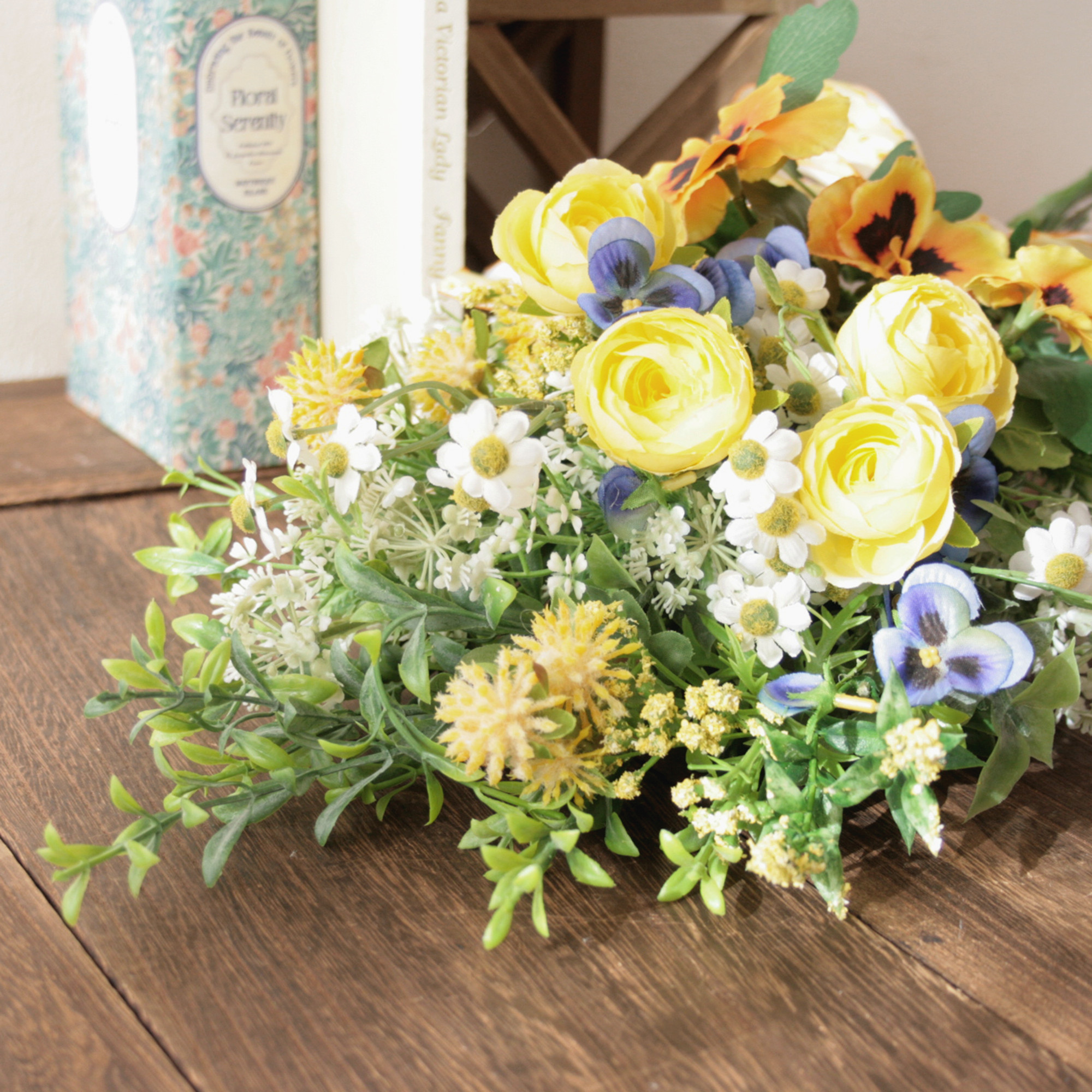 春スワッグ  －ビオラ・パンジー－ラナンキュラスと小花を束ねて －