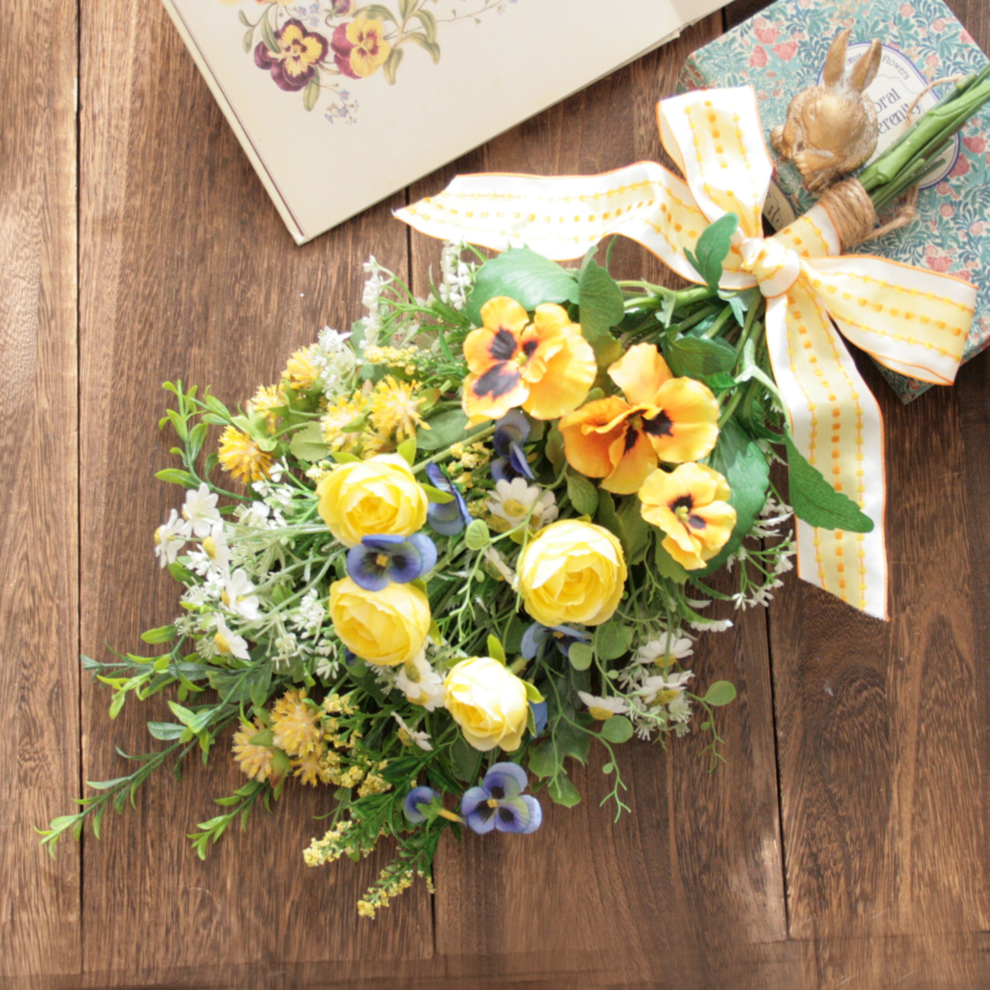 春スワッグ  －ビオラ・パンジー－ラナンキュラスと小花を束ねて －