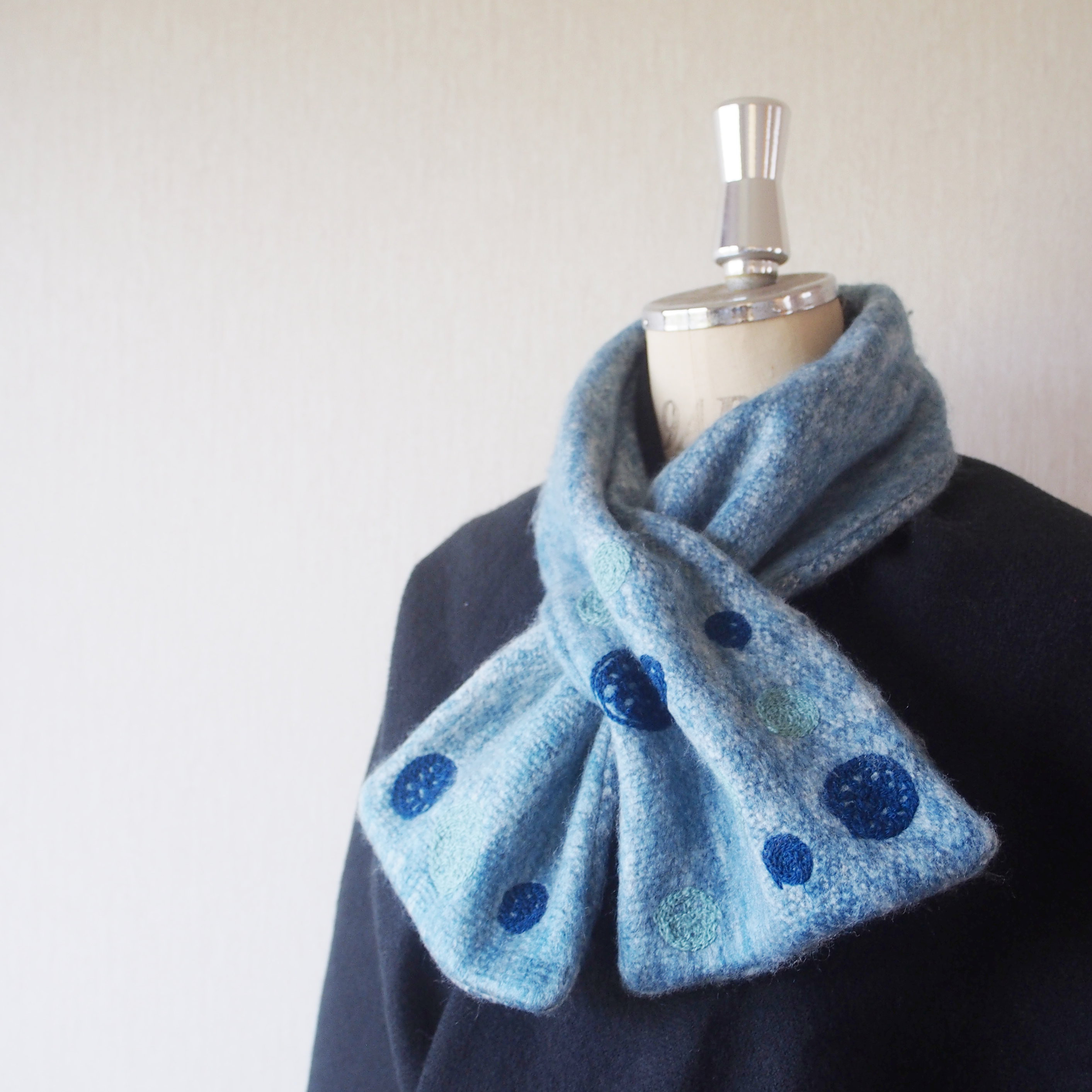 【手織りシンプルマフラー】リバーシブルマフラー・ドット刺繍BL