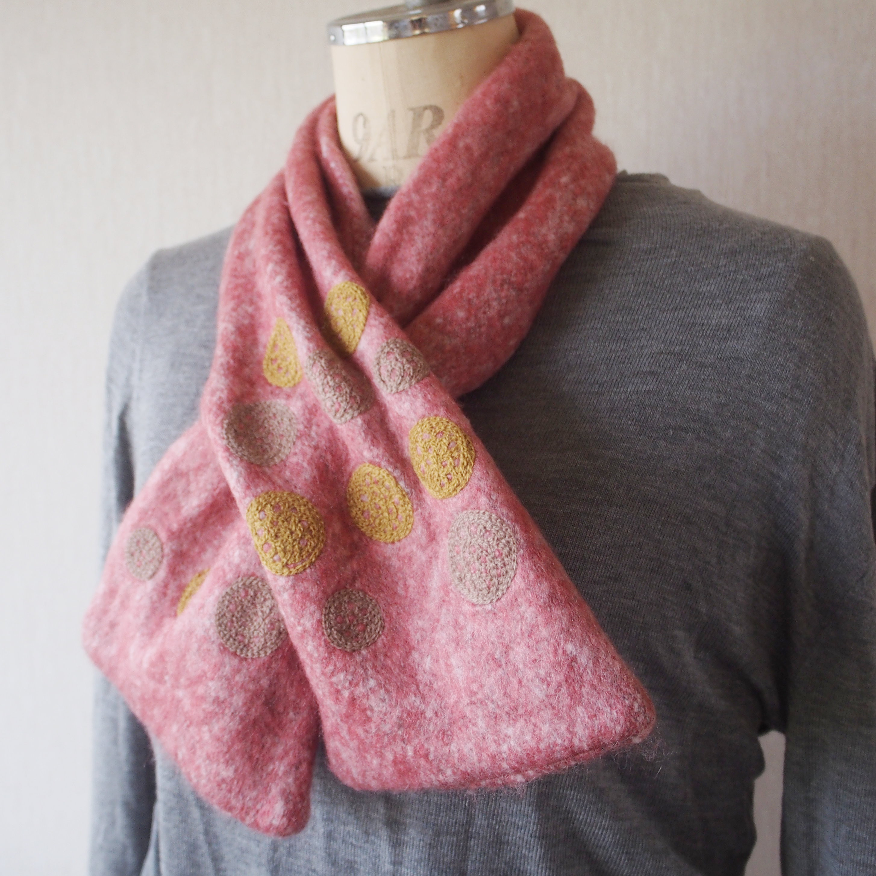 【手織りシンプルマフラー】リバーシブルマフラー・ドット刺繍PK