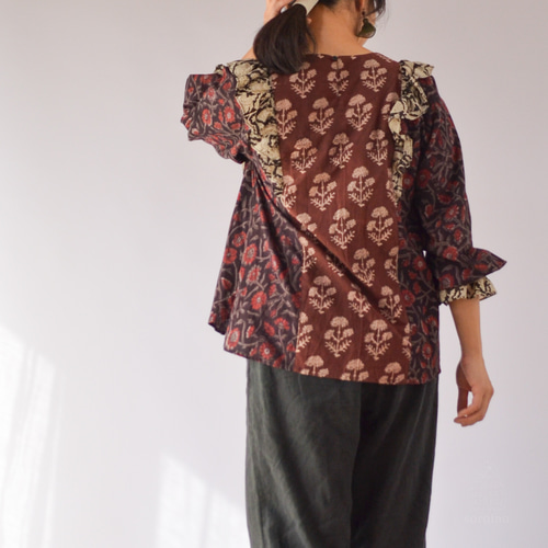 1点限り】深みのあるブラウンレッドのフリルブラウス 花柄ブロック