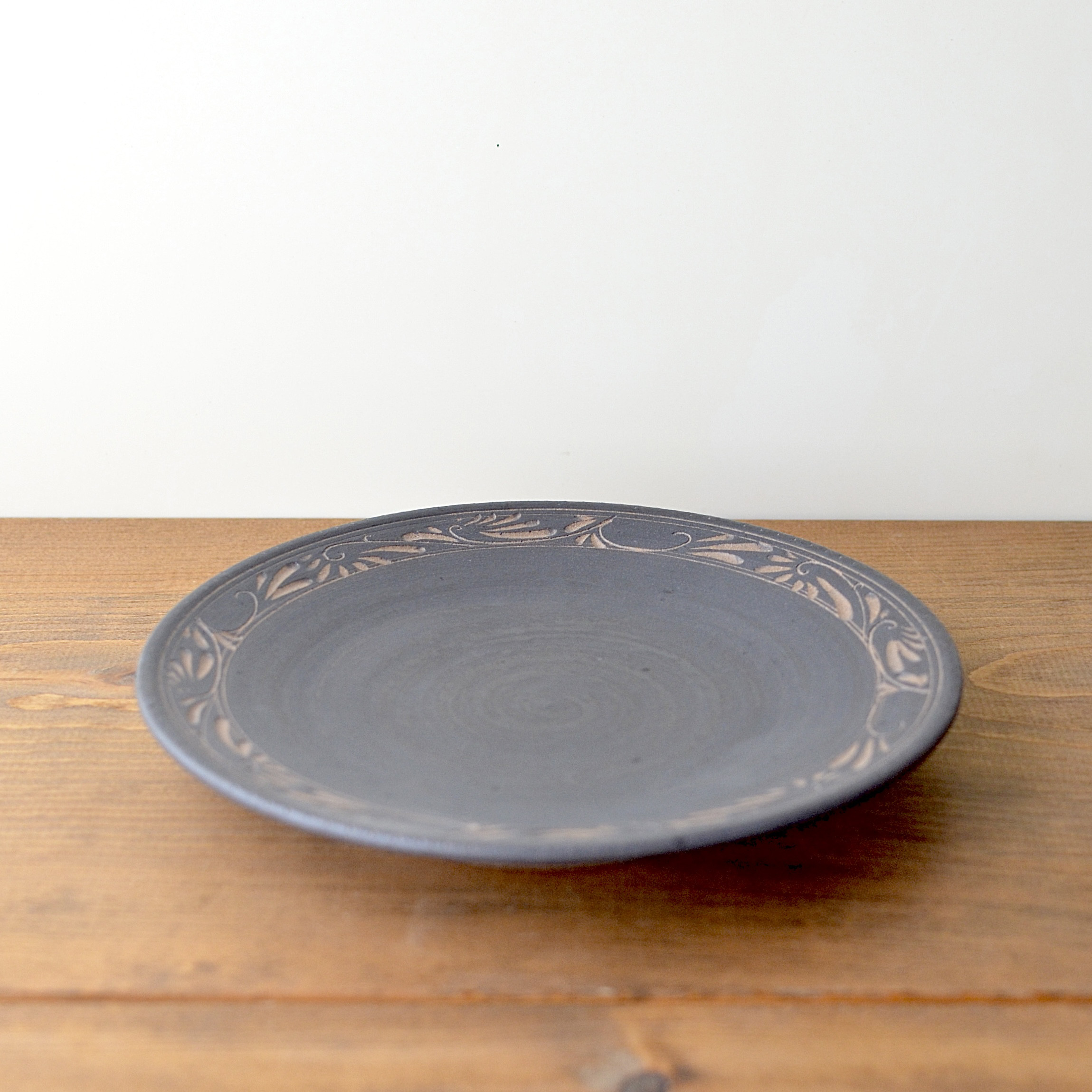 マンガン釉唐草文7寸皿  やちむん 壺屋焼 沖縄