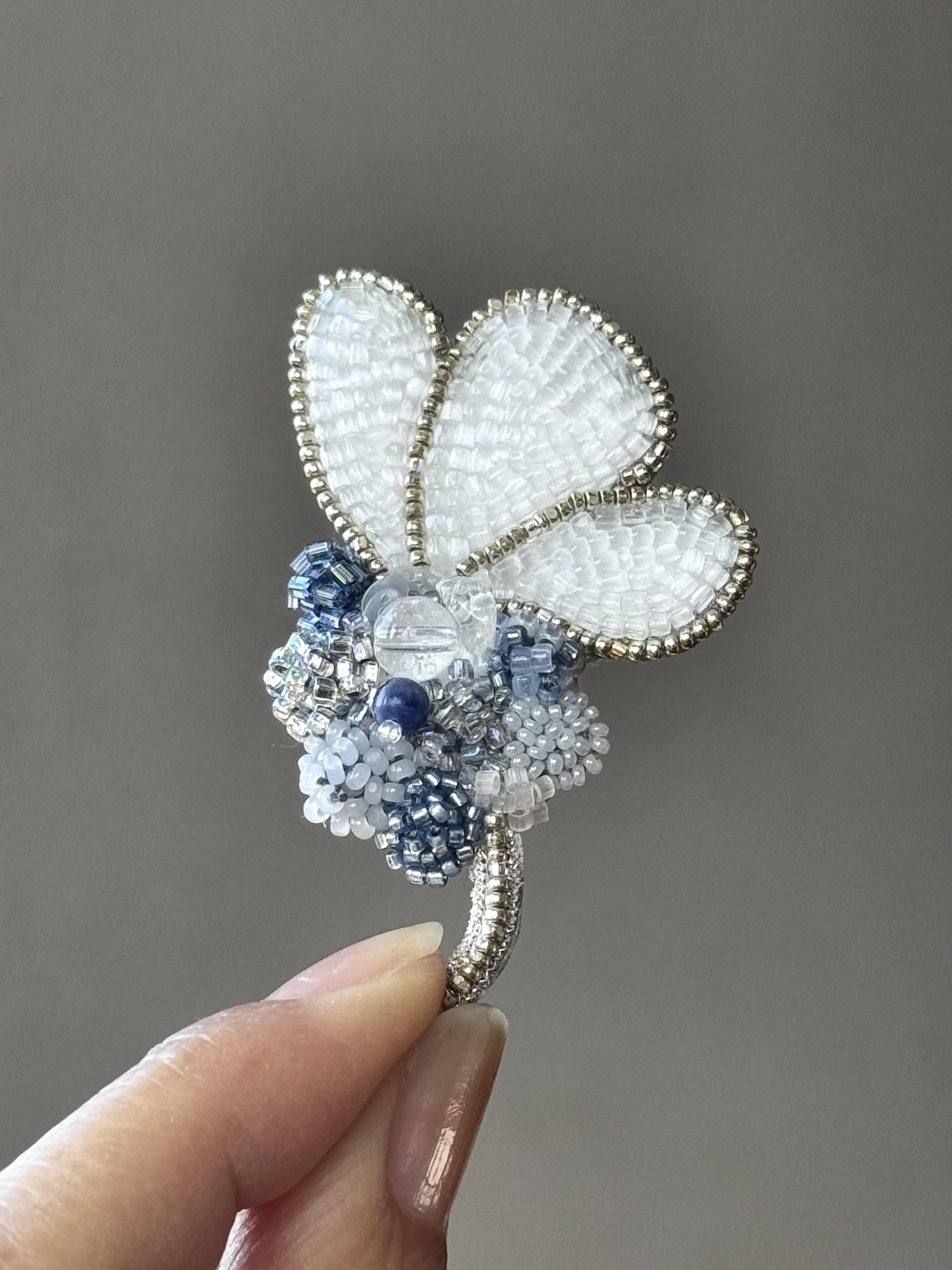 花と蝶ブローチ　オートクチュールビーズ刺繍