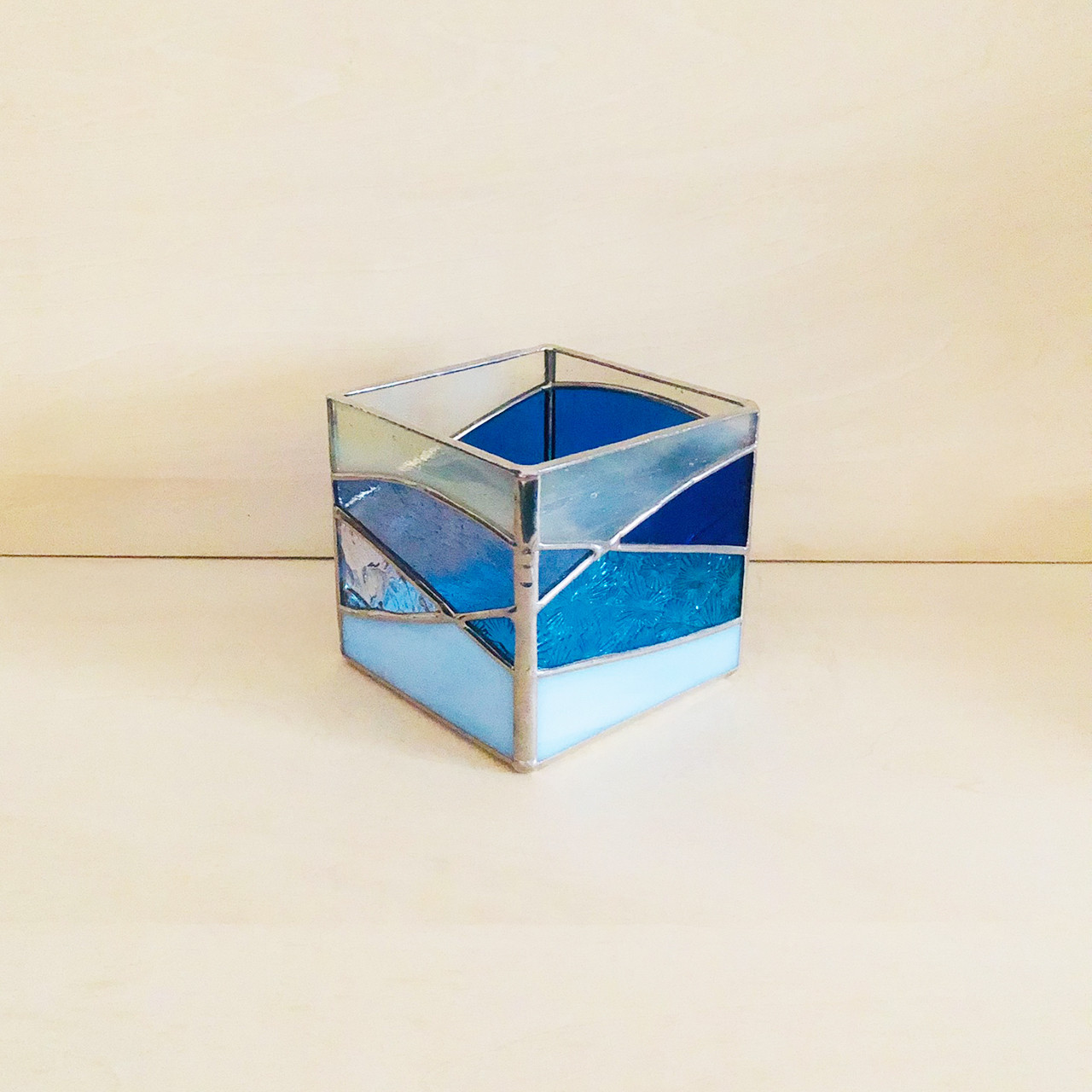 ステンドグラスのうつわ『青い波のキューブ』ハンダ銀色仕上げ