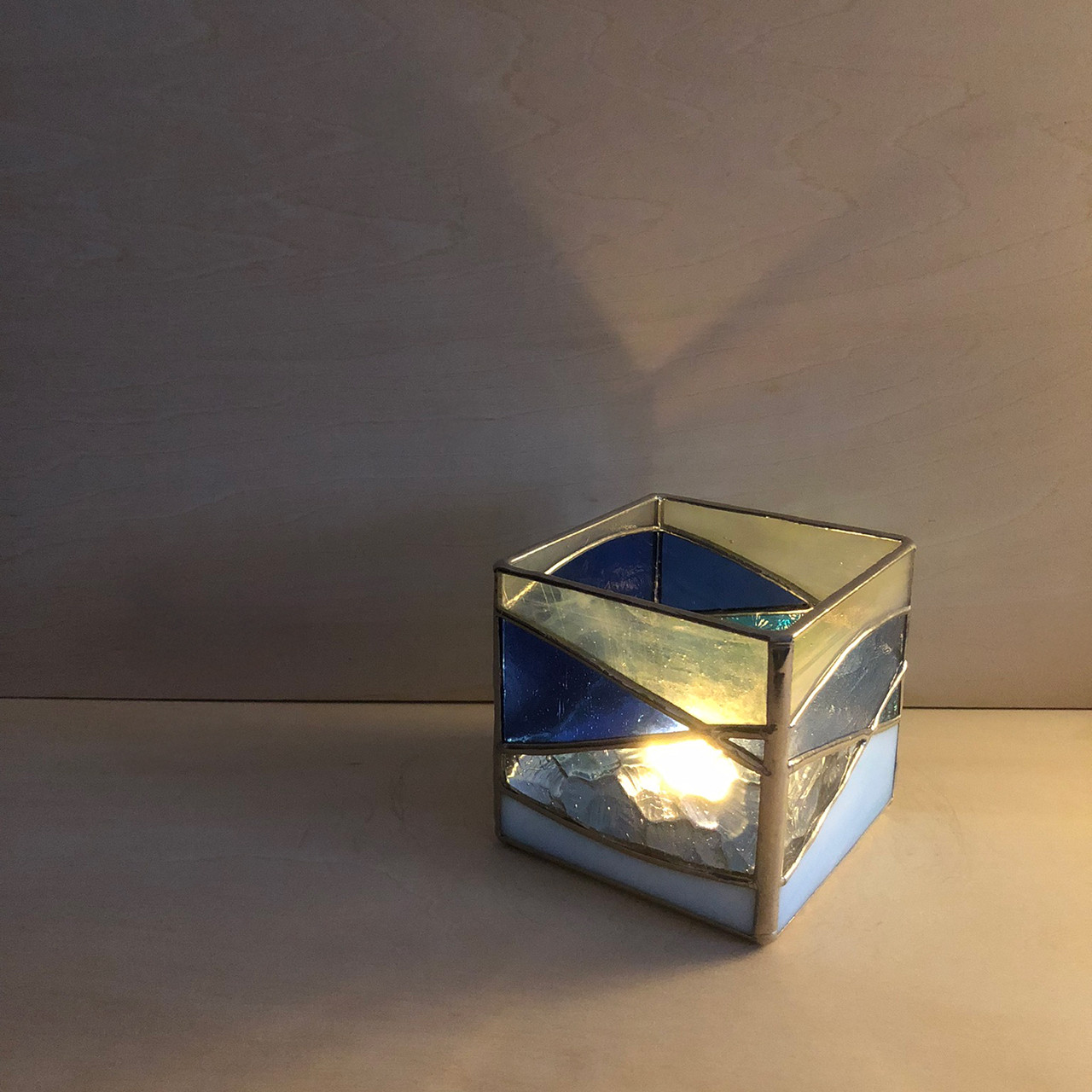 ステンドグラスのうつわ『青い波のキューブ』ハンダ銀色仕上げ