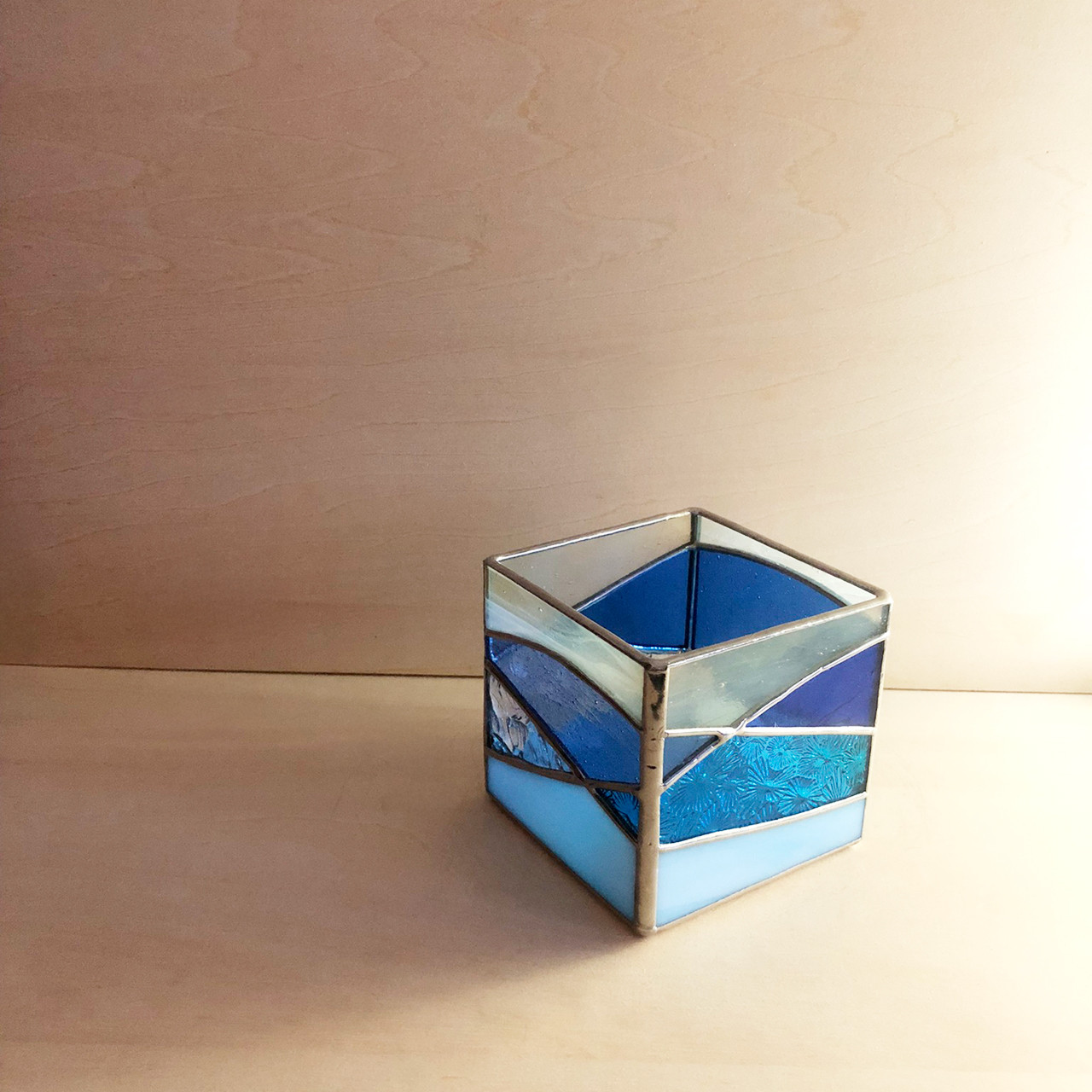 ステンドグラスのうつわ『青い波のキューブ』ハンダ銀色仕上げ