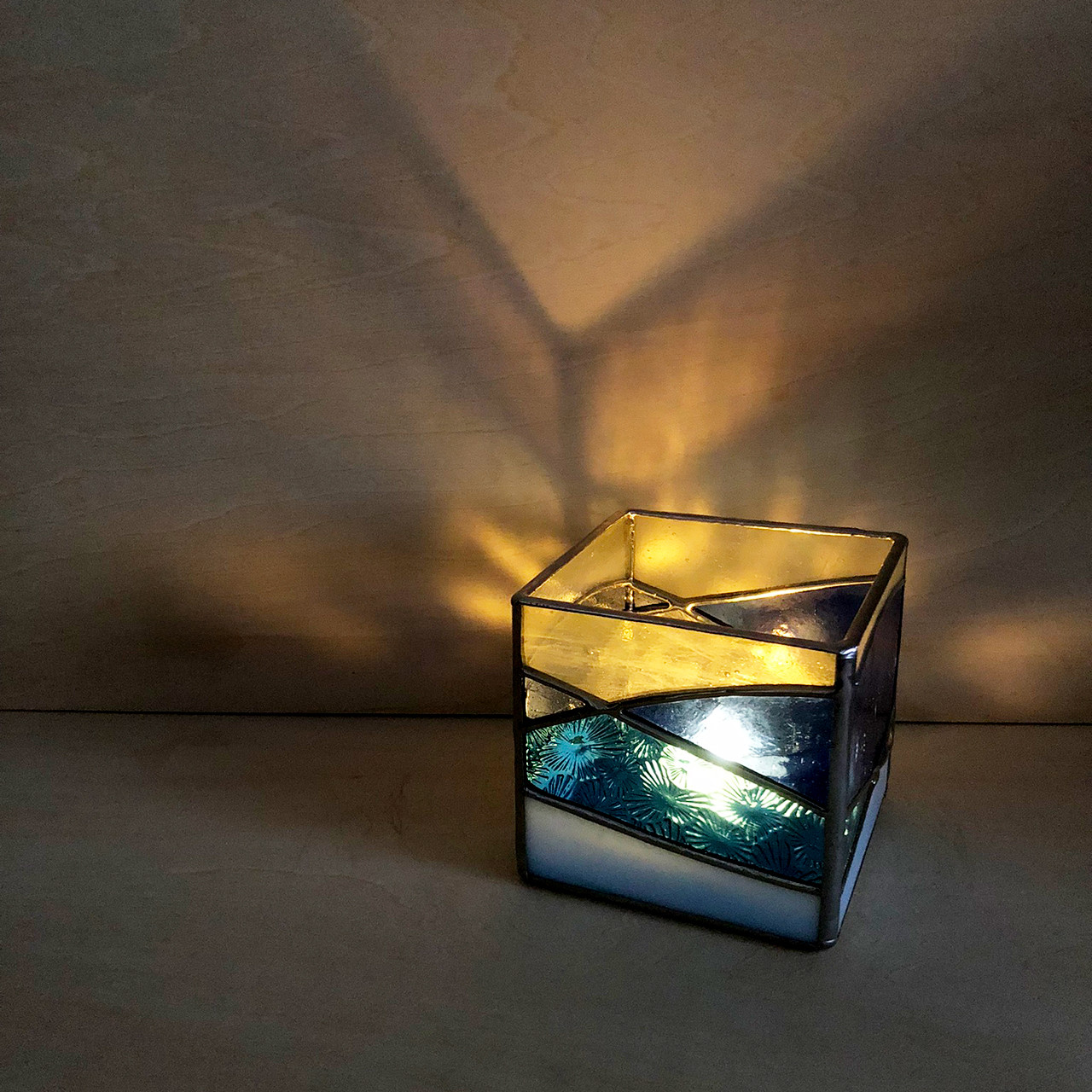 ステンドグラスのうつわ『青い波のキューブ』ハンダ銀色仕上げ