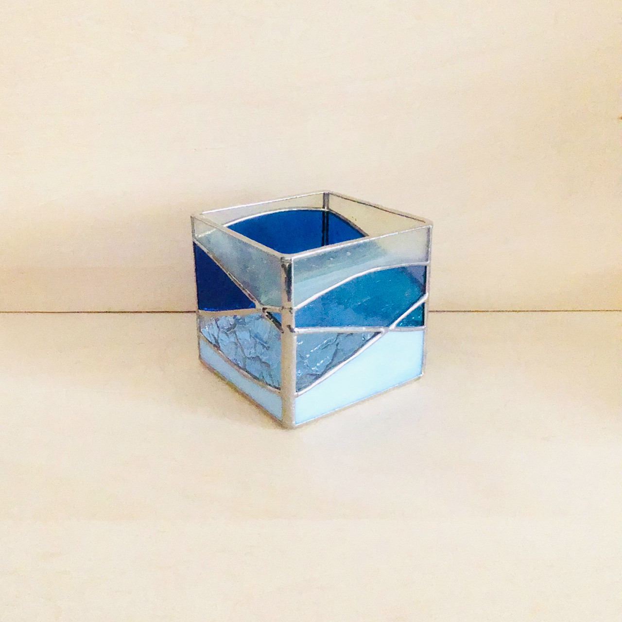 ステンドグラスのうつわ『青い波のキューブ』ハンダ銀色仕上げ