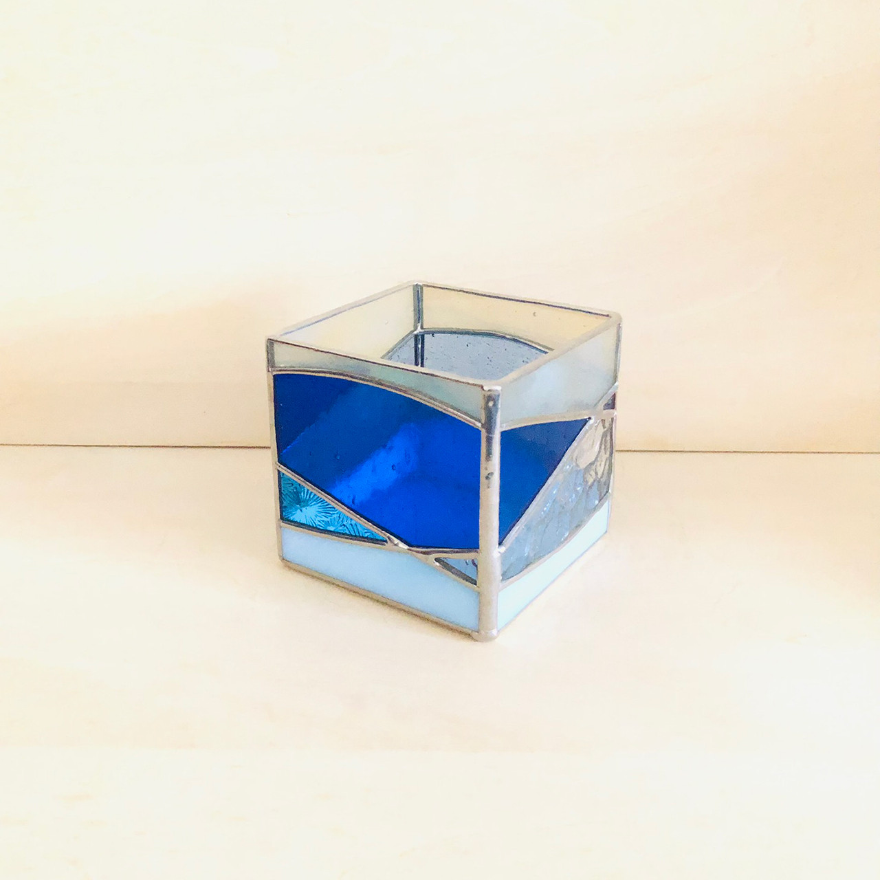 ステンドグラスのうつわ『青い波のキューブ』ハンダ銀色仕上げ