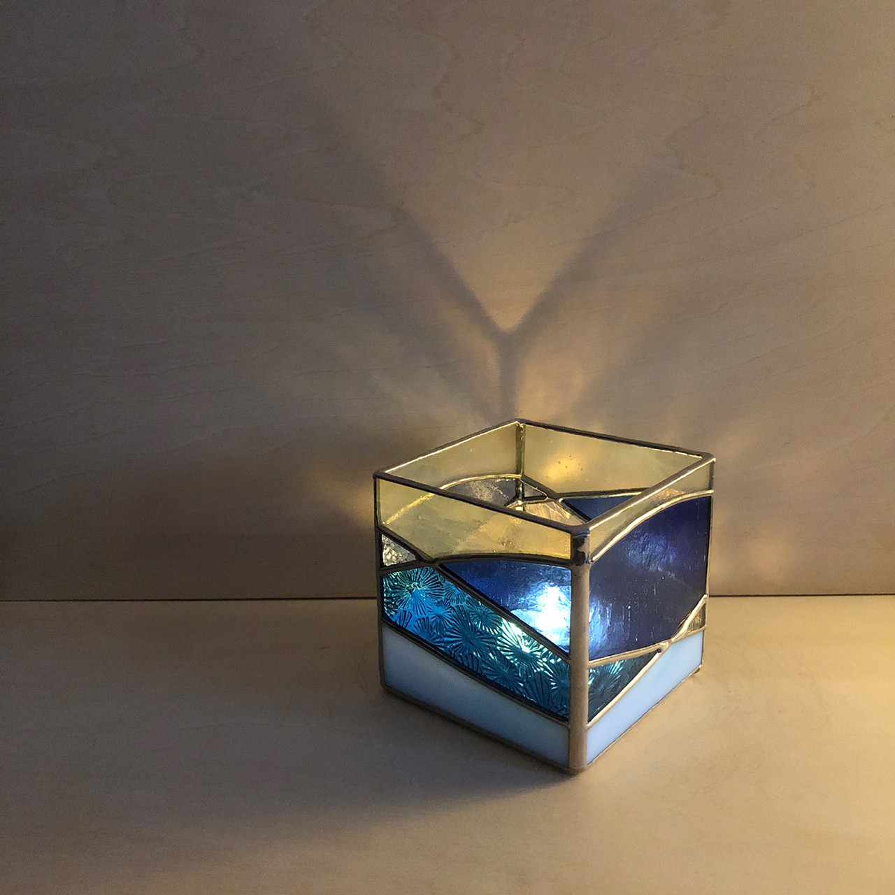 ステンドグラスのうつわ『青い波のキューブ』ハンダ銀色仕上げ