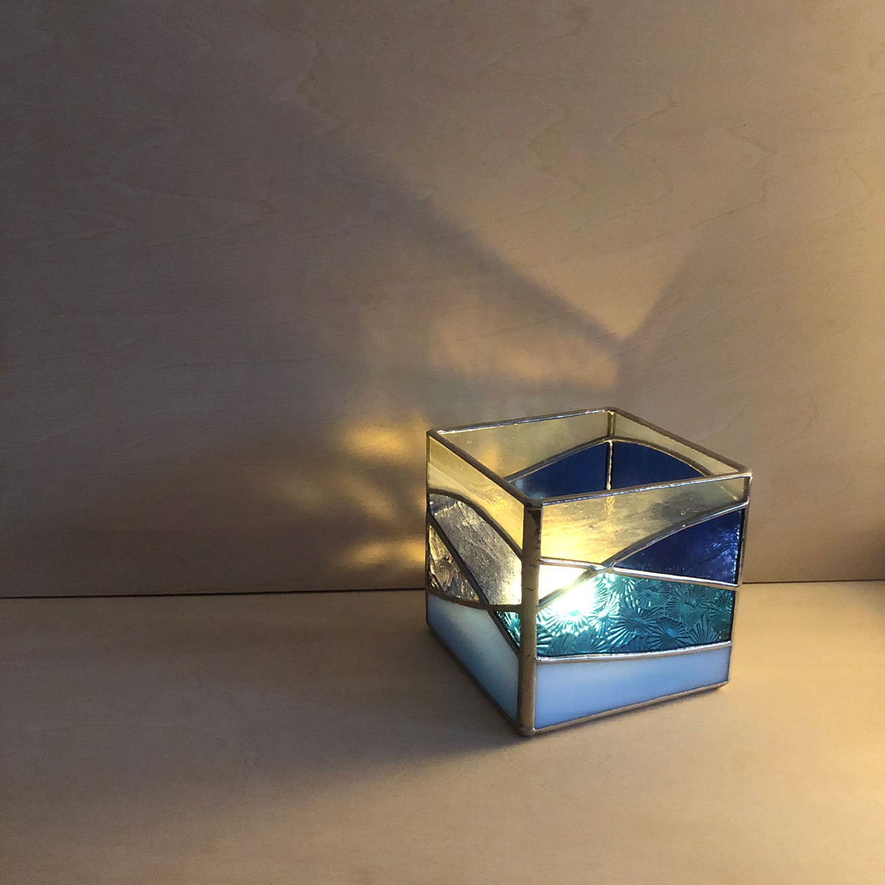 ステンドグラスのうつわ『青い波のキューブ』ハンダ銀色仕上げ
