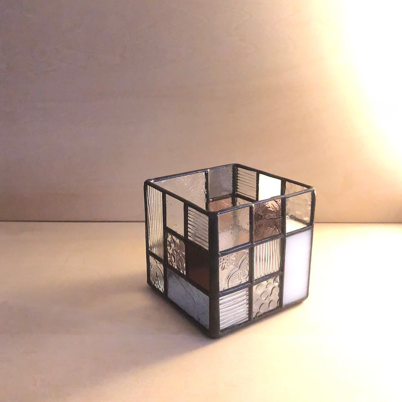 ステンドグラスのうつわ『大人キュートなワイン色キューブ』