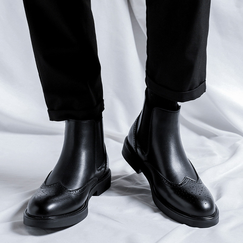 チェルシーブーツ男英倫風の中で通気性のあるブロック彫刻フラワーショートブーツ秋の尖ったフラットカジュアルマーティンブーツ 6,512円