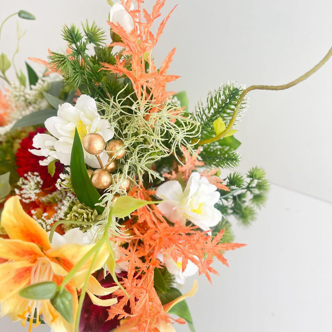 牡丹とダリアが咲き誇る 和モダンラウンドアレンジ｜ゴールド花器・光触媒フラワー