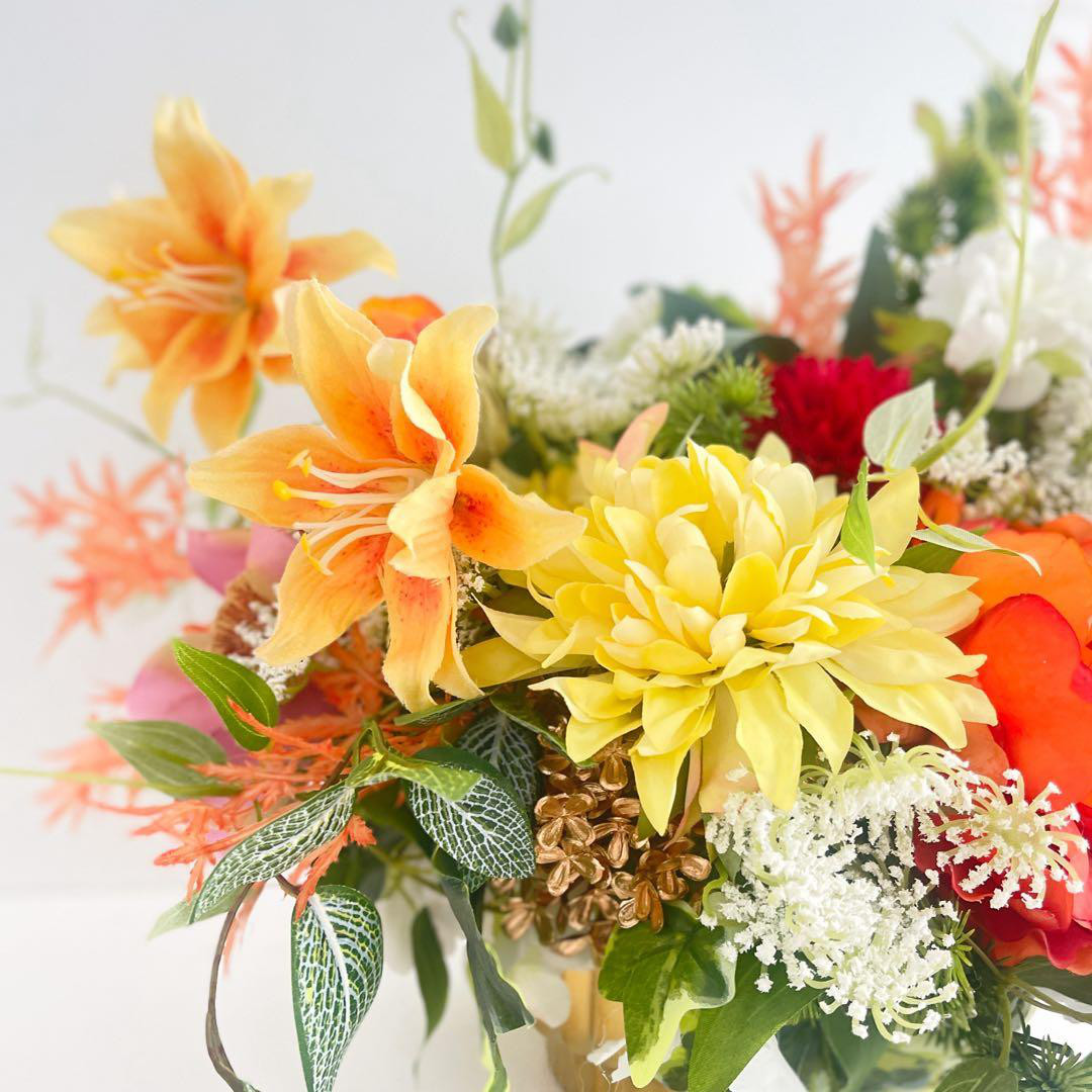 牡丹とダリアが咲き誇る 和モダンラウンドアレンジ｜ゴールド花器・光触媒フラワー