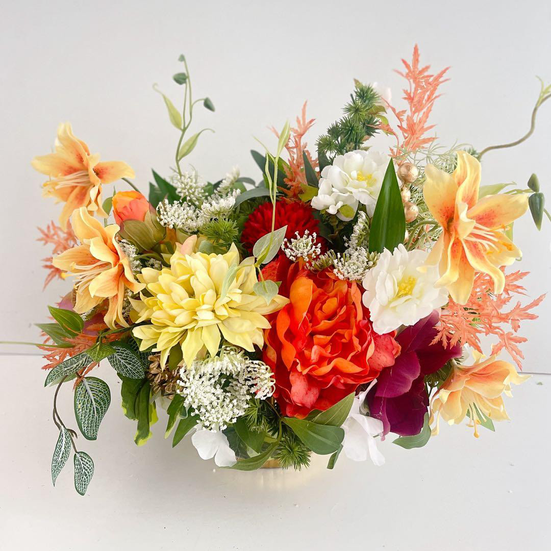 牡丹とダリアが咲き誇る 和モダンラウンドアレンジ｜ゴールド花器・光触媒フラワー