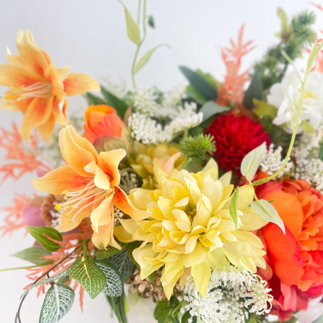 牡丹とダリアが咲き誇る 和モダンラウンドアレンジ｜ゴールド花器・光触媒フラワー