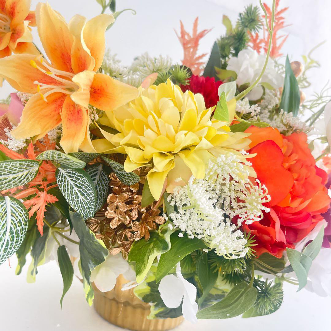 牡丹とダリアが咲き誇る 和モダンラウンドアレンジ｜ゴールド花器・光触媒フラワー