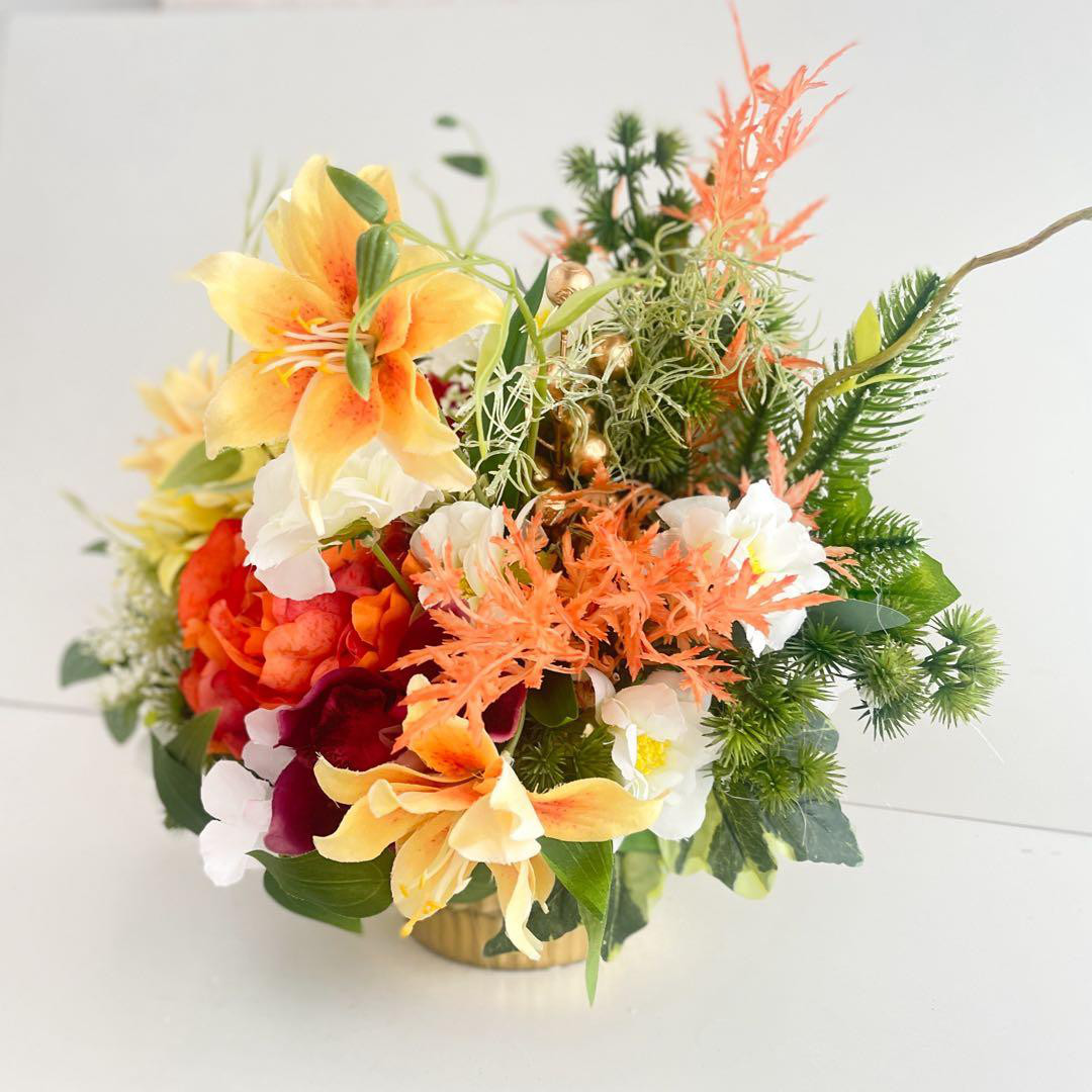 牡丹とダリアが咲き誇る 和モダンラウンドアレンジ｜ゴールド花器・光触媒フラワー
