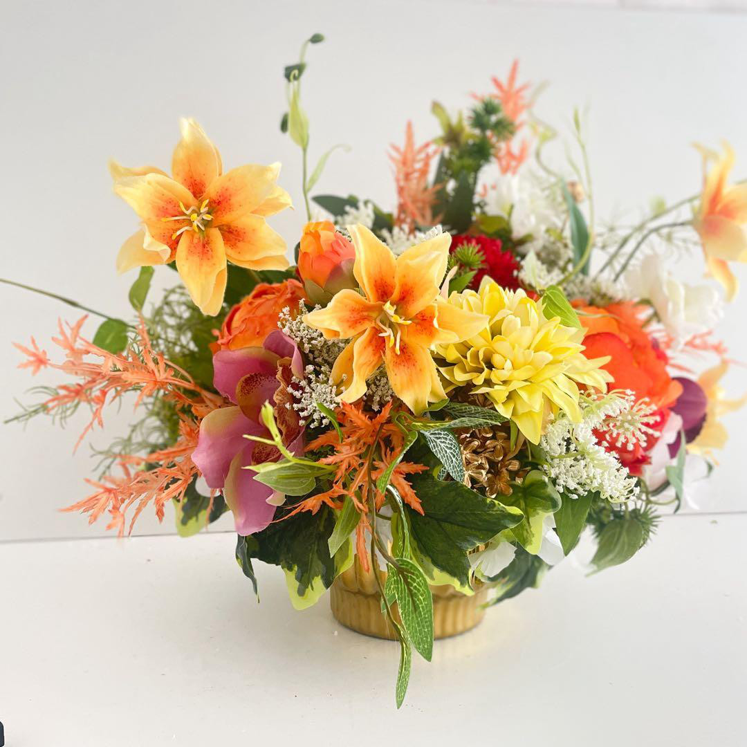 牡丹とダリアが咲き誇る 和モダンラウンドアレンジ｜ゴールド花器・光触媒フラワー