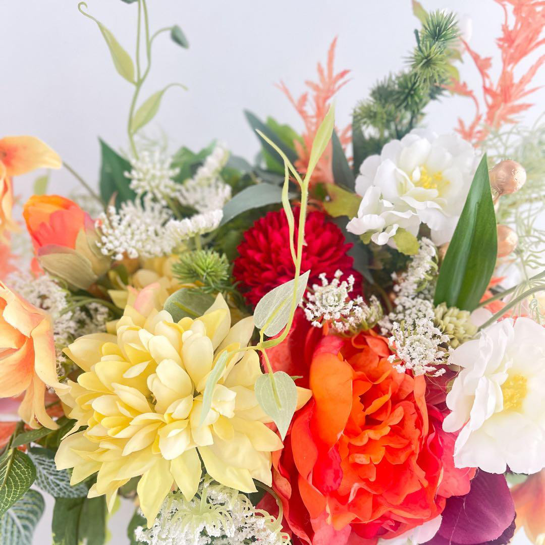 牡丹とダリアが咲き誇る 和モダンラウンドアレンジ｜ゴールド花器・光触媒フラワー