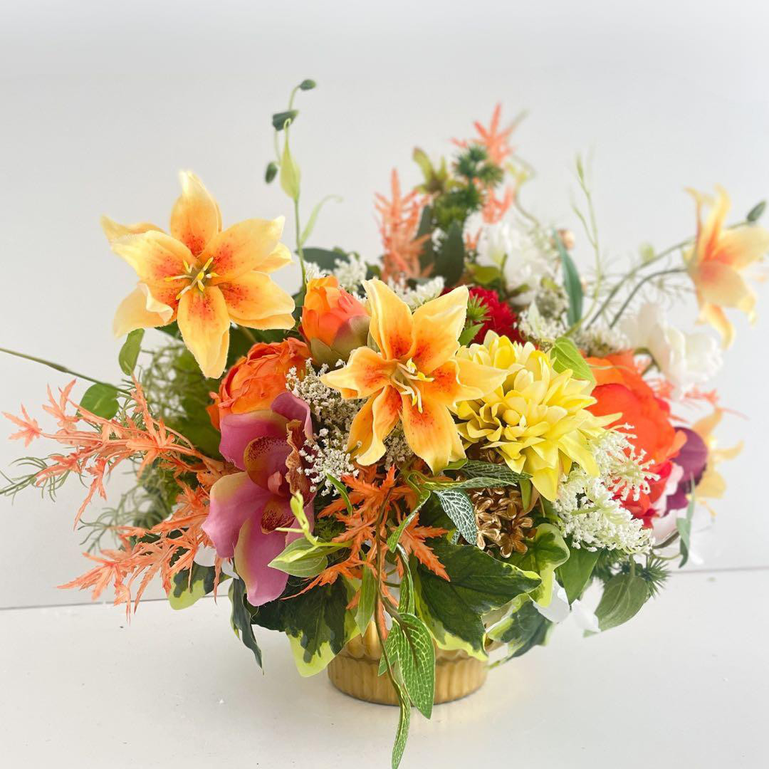 牡丹とダリアが咲き誇る 和モダンラウンドアレンジ｜ゴールド花器・光触媒フラワー