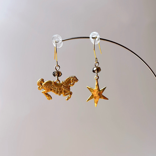 廻る星の木馬ピアス/イヤリング P1214 午年 スター ピアス（フック