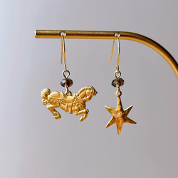 廻る星の木馬ピアス/イヤリング P1214 午年 スター ピアス（フック