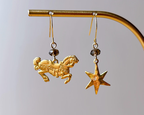 廻る星の木馬ピアス/イヤリング P1214 午年 スター ピアス（フック