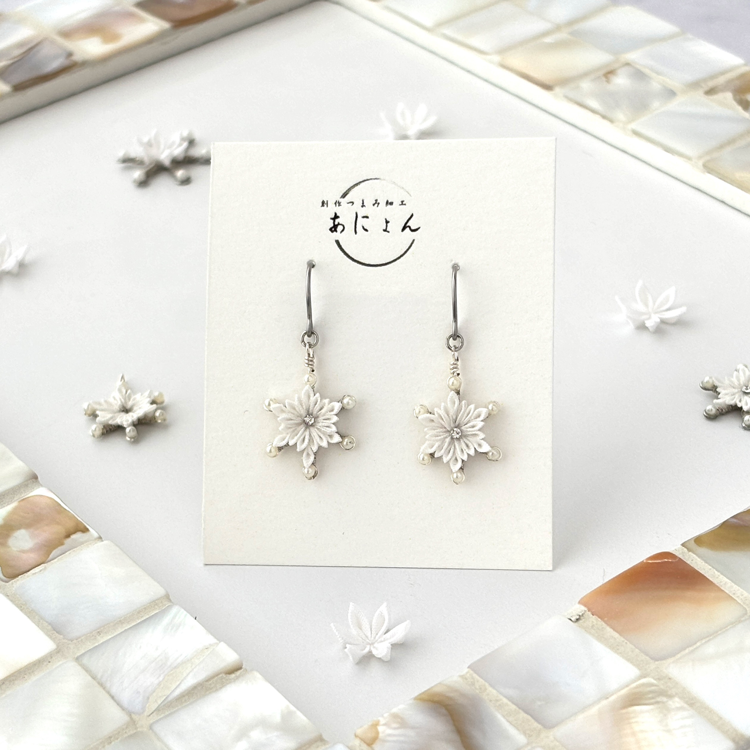 【創作つまみ細工】冬の空に舞う 雪の結晶のピアス