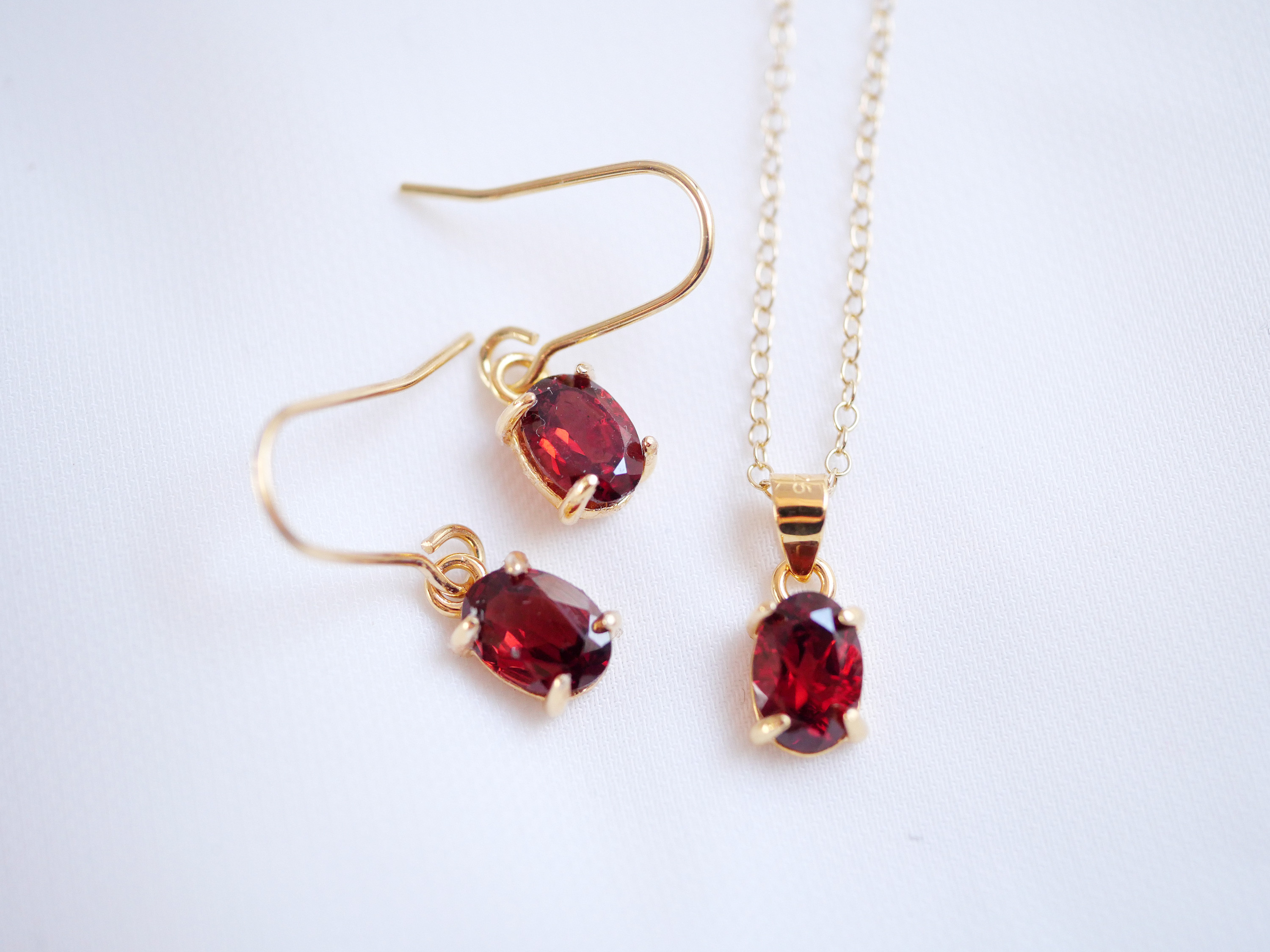 優雅に灯る深紅 ― ガーネットピアス＆ネックレスのセット