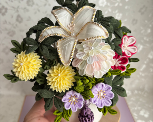 つまみ細工 手のひら】『樒（しきみ・しきび）と菊』仏花 お供え お