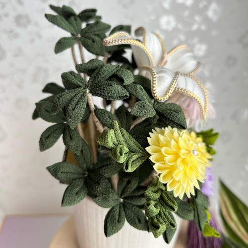 PR【つまみ細工 手のひら】『樒（しきみ・しきび）と菊』仏花 お供え