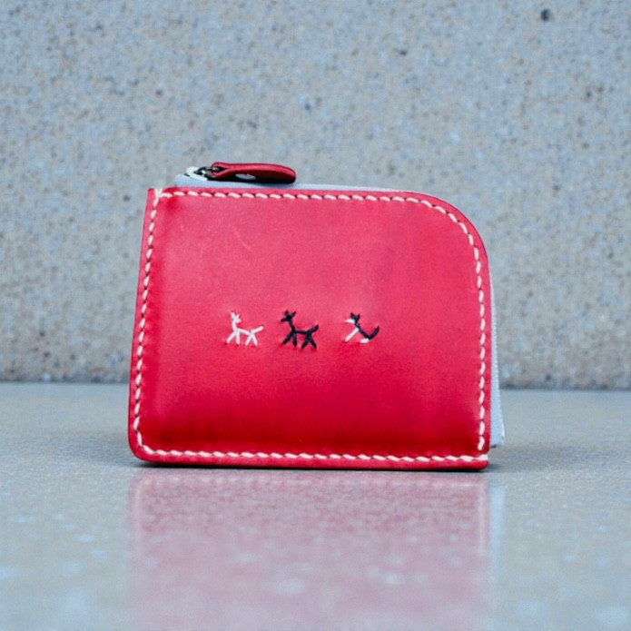 イタリアンレザーのL字ファスナー財布【ポーズ】