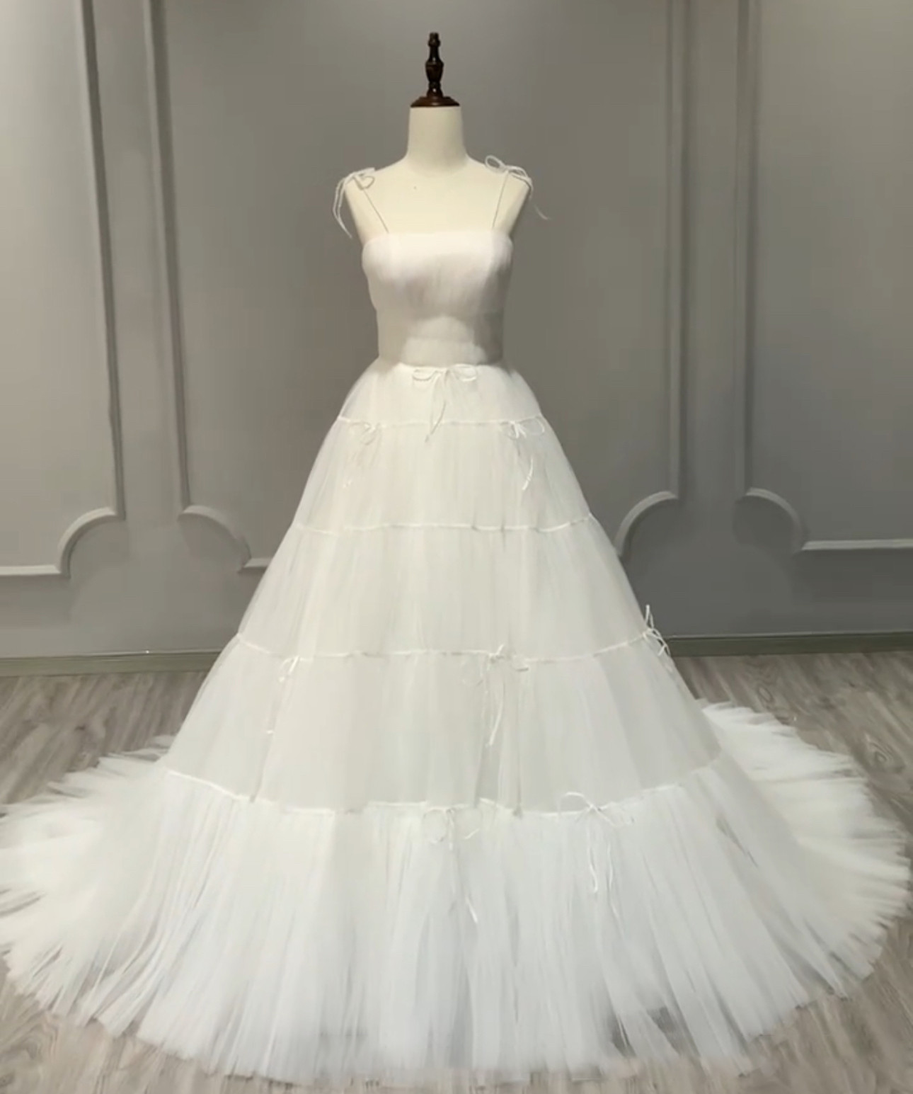 送料無料　細見えシルエット　Aライン　白ホワイト　蝶々リボン可愛い　ションプル謝恩会合コン成人式パーティー卒業式編み上げ