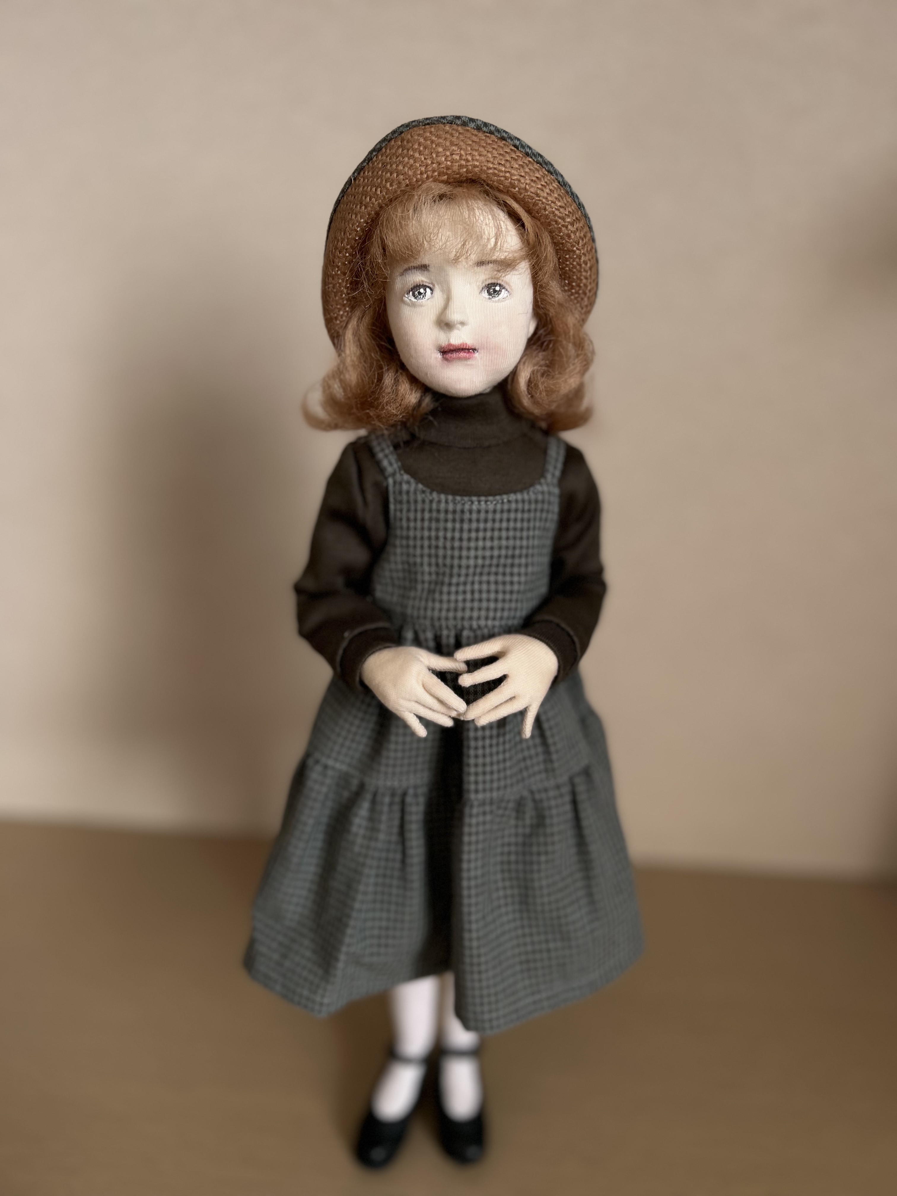 創作人形『モスグリーンコーデで』　石塑粘土・和紙・布・木毛・針金・絹糸・革